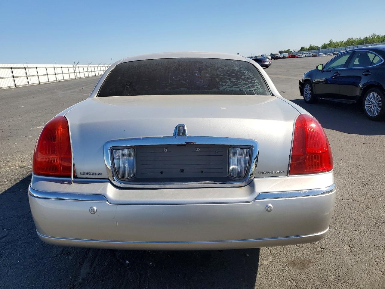 2003 Lincoln Town Car Executive Silver vin: 1LNHM81W13Y655536