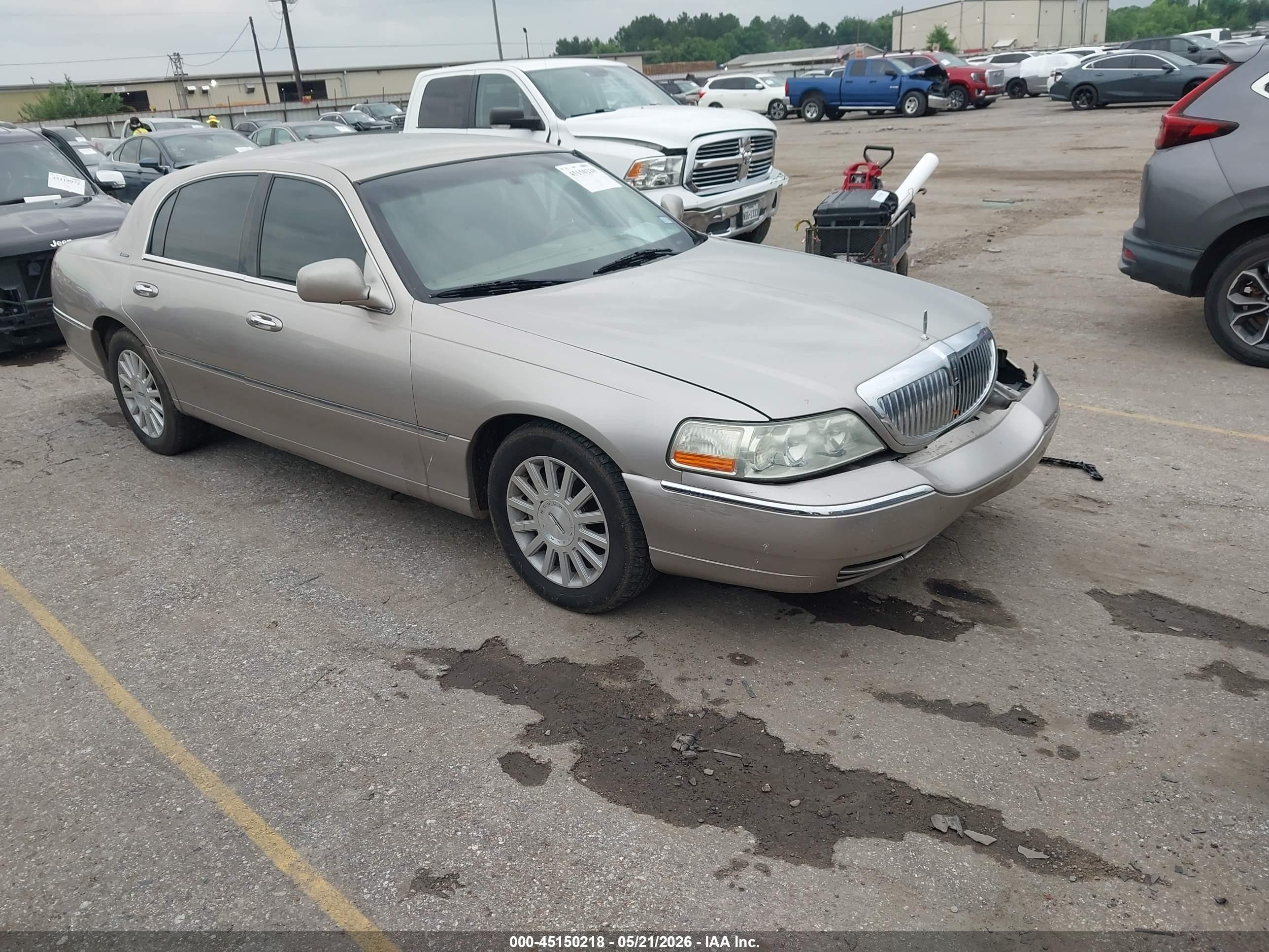 2003 Lincoln Town Car Executive Gold vin: 1LNHM81W13Y673163