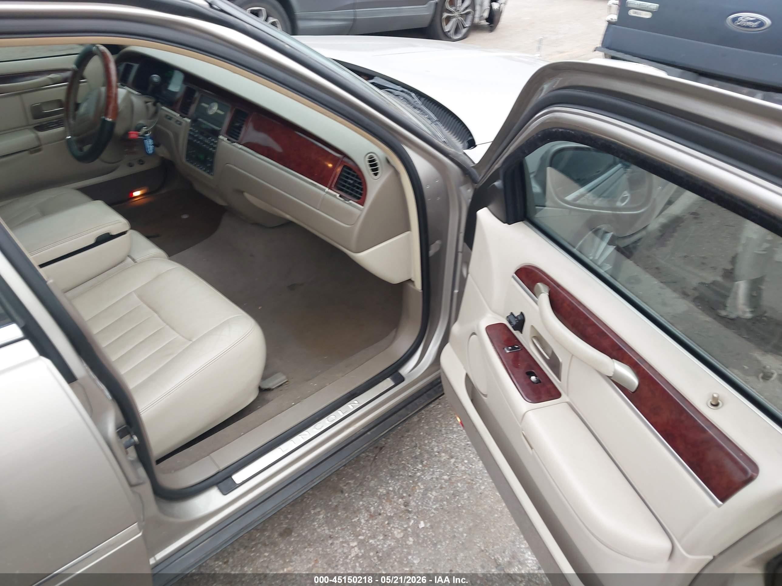 2003 Lincoln Town Car Executive Gold vin: 1LNHM81W13Y673163