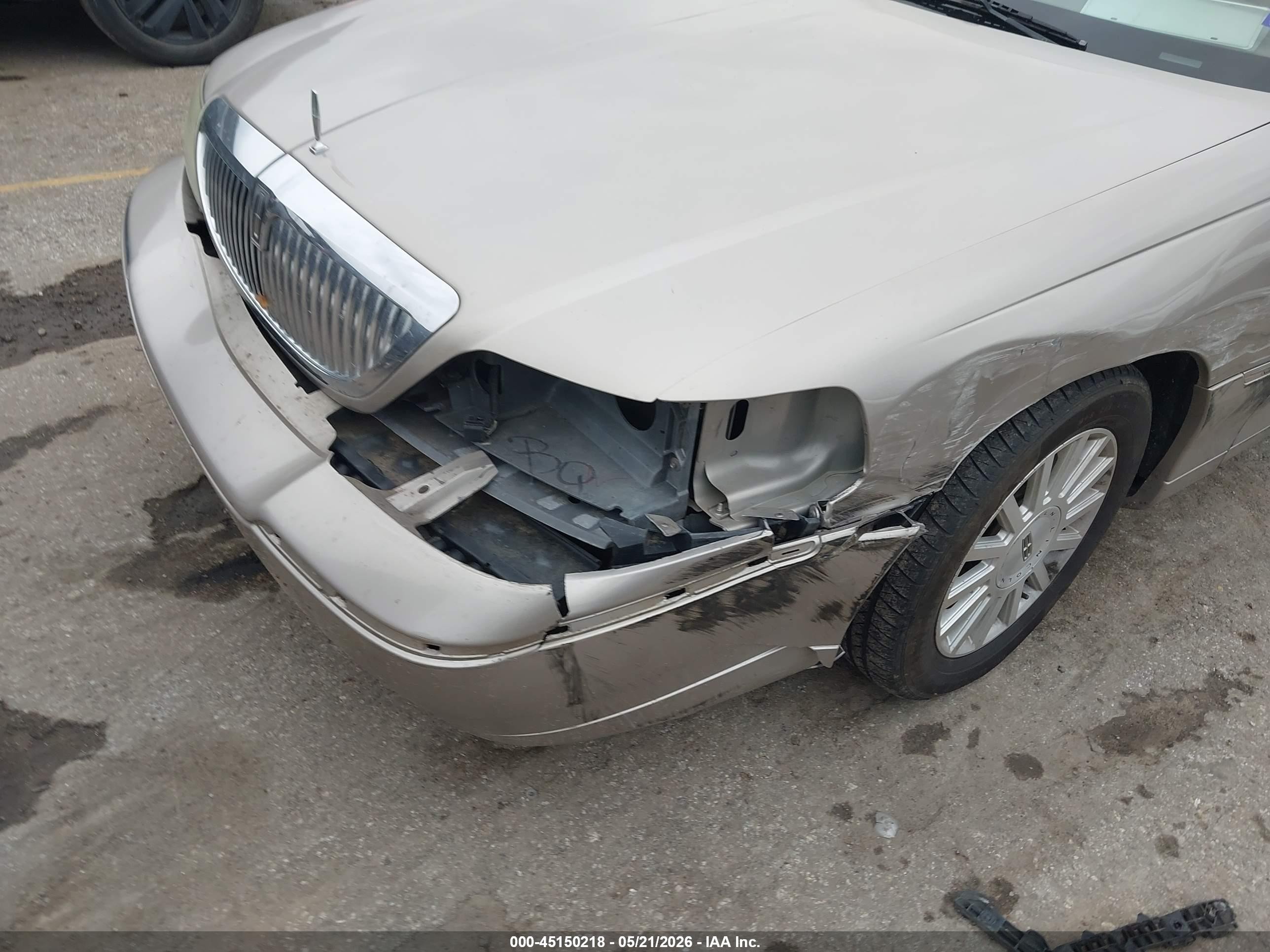 2003 Lincoln Town Car Executive Gold vin: 1LNHM81W13Y673163