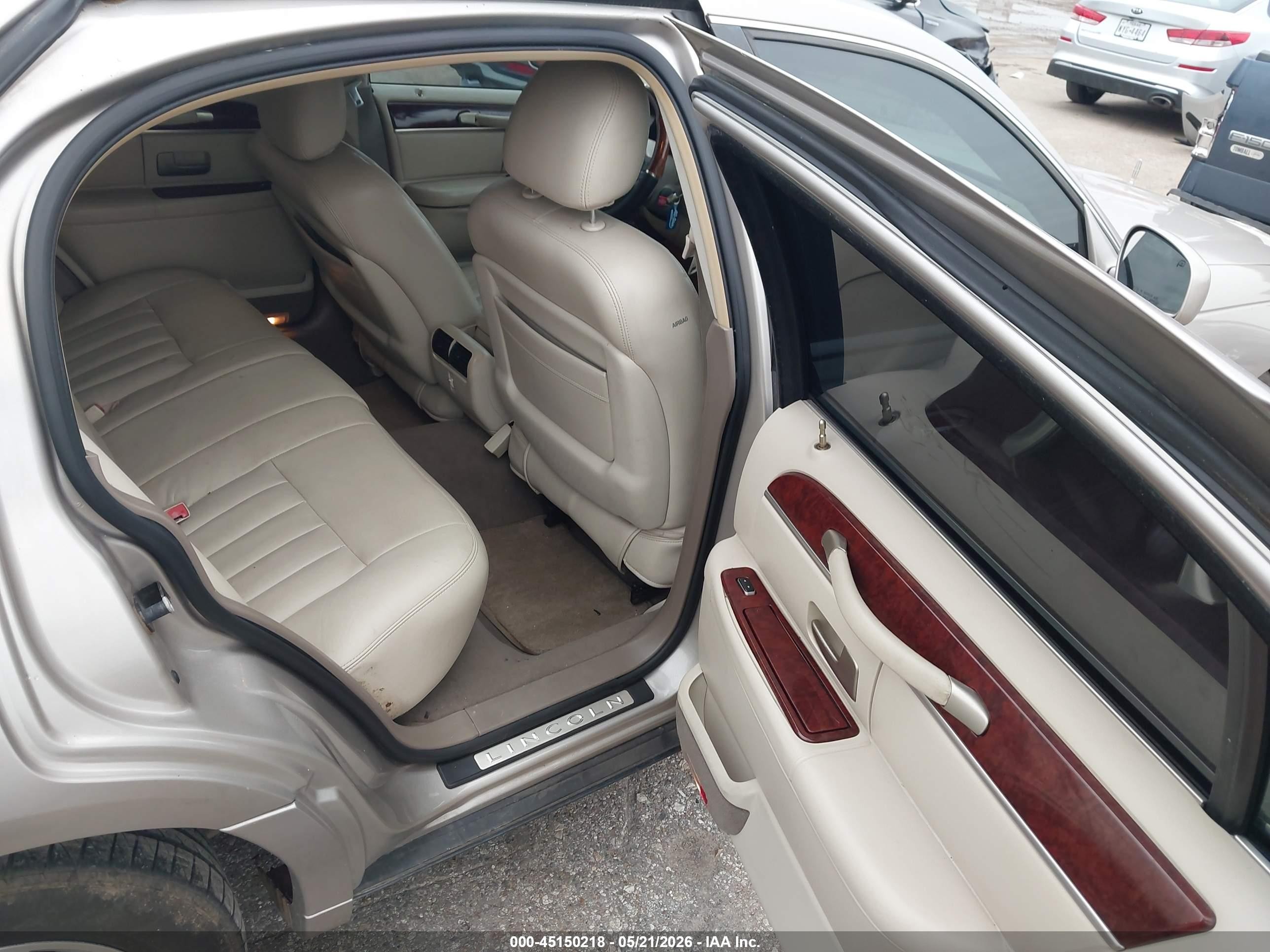 2003 Lincoln Town Car Executive Gold vin: 1LNHM81W13Y673163