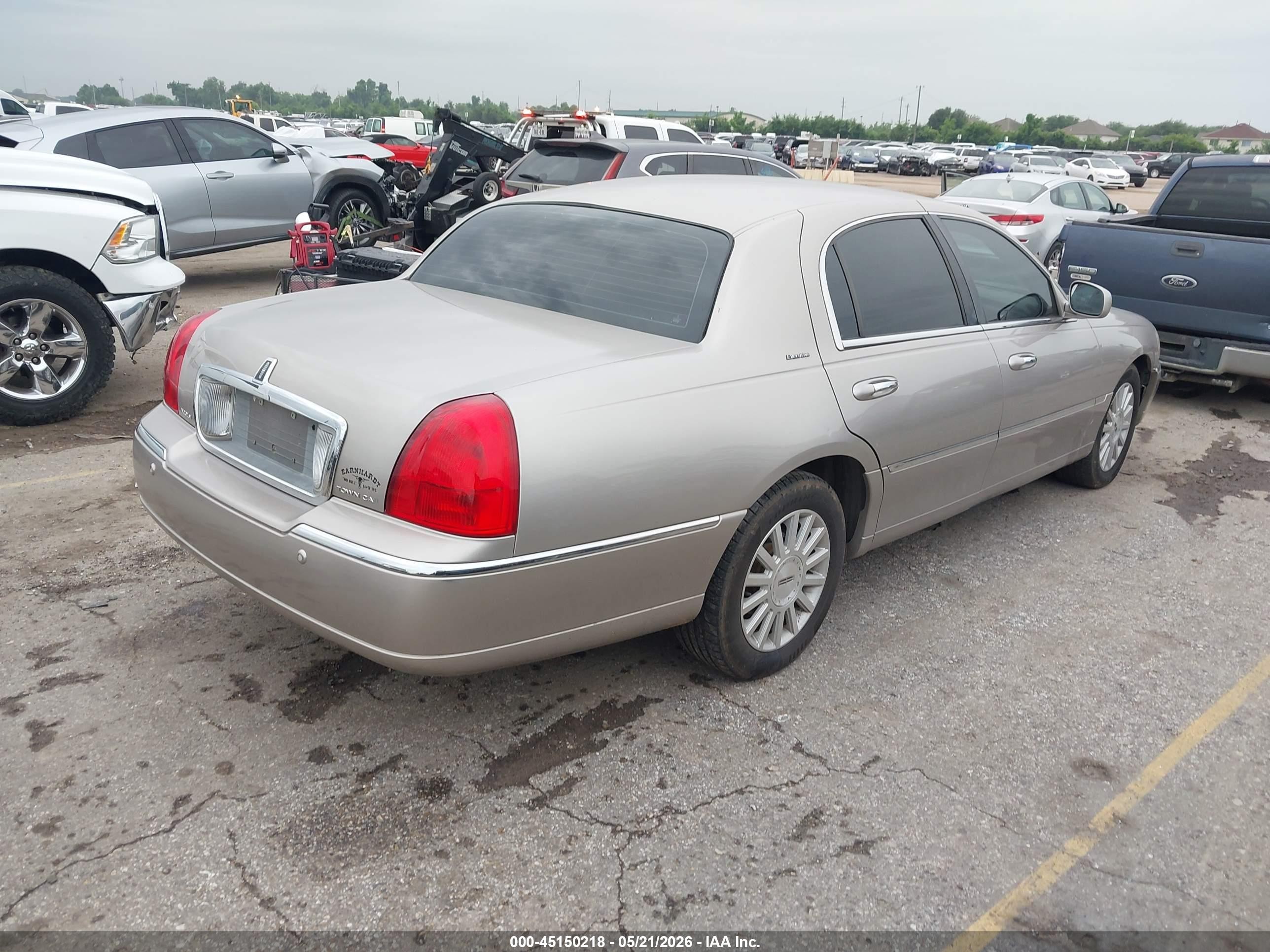 2003 Lincoln Town Car Executive Gold vin: 1LNHM81W13Y673163