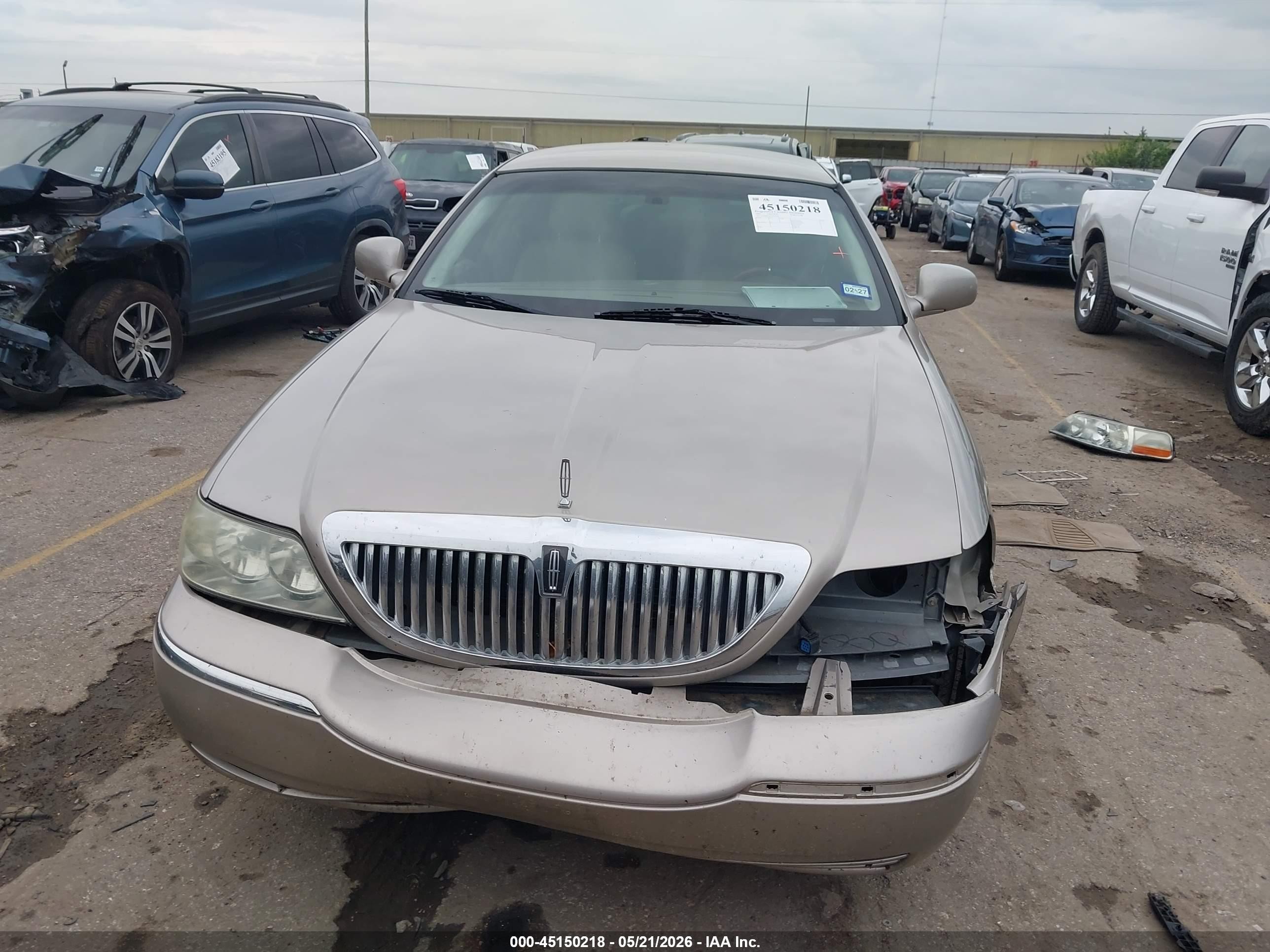 2003 Lincoln Town Car Executive Gold vin: 1LNHM81W13Y673163