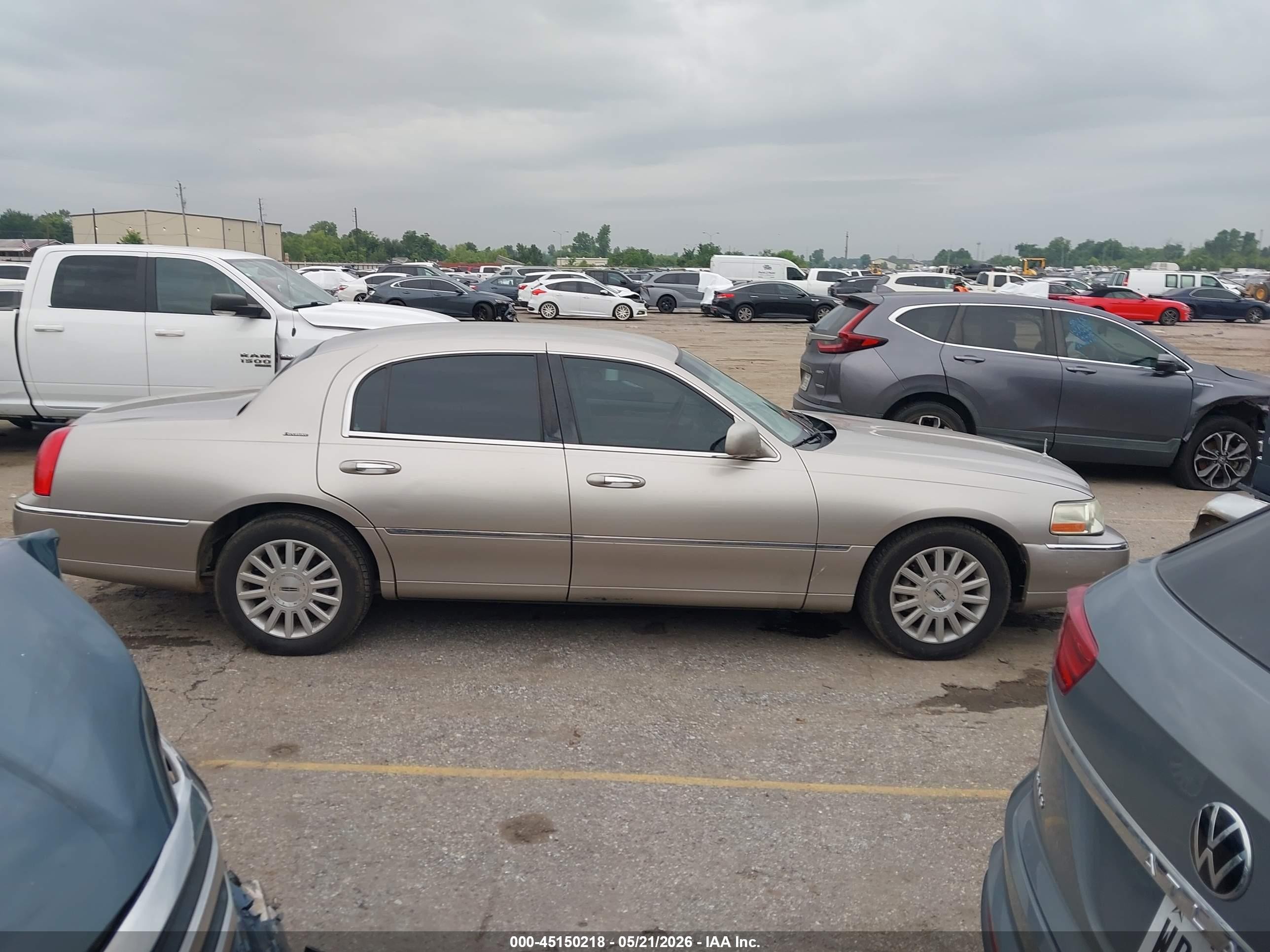 2003 Lincoln Town Car Executive Gold vin: 1LNHM81W13Y673163