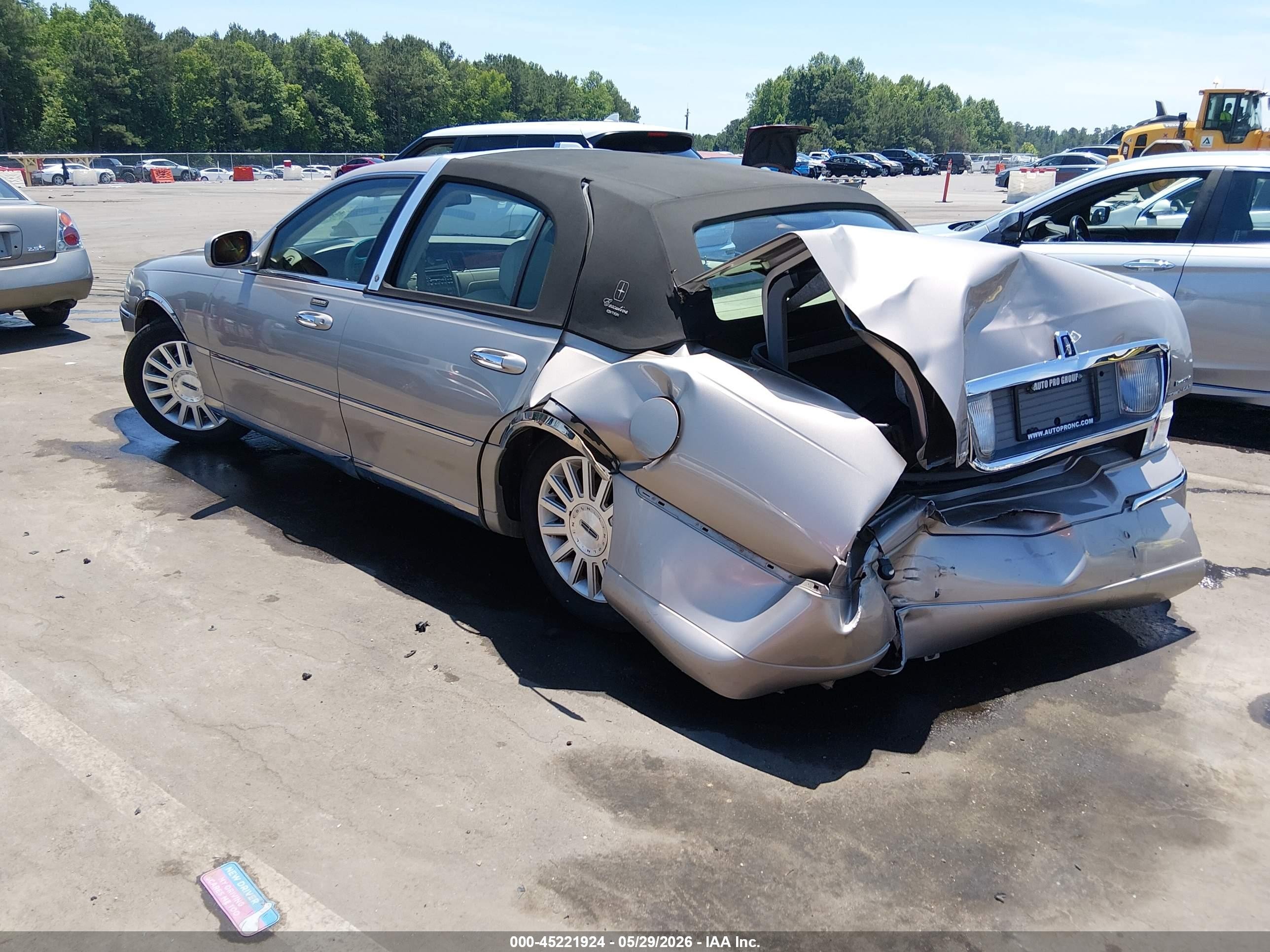 2003 Lincoln Town Car Executive Cream vin: 1LNHM81W13Y684972