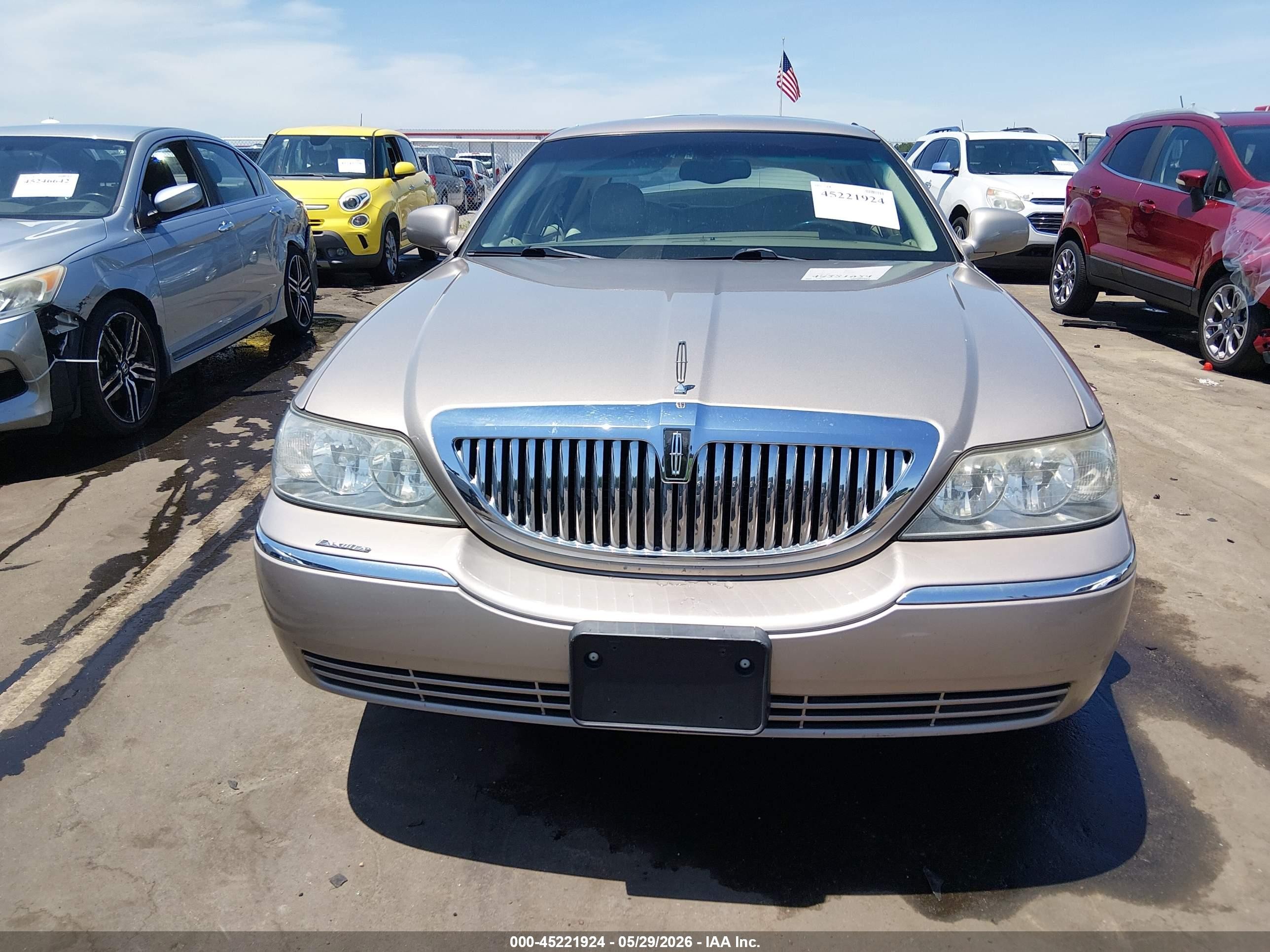2003 Lincoln Town Car Executive Cream vin: 1LNHM81W13Y684972