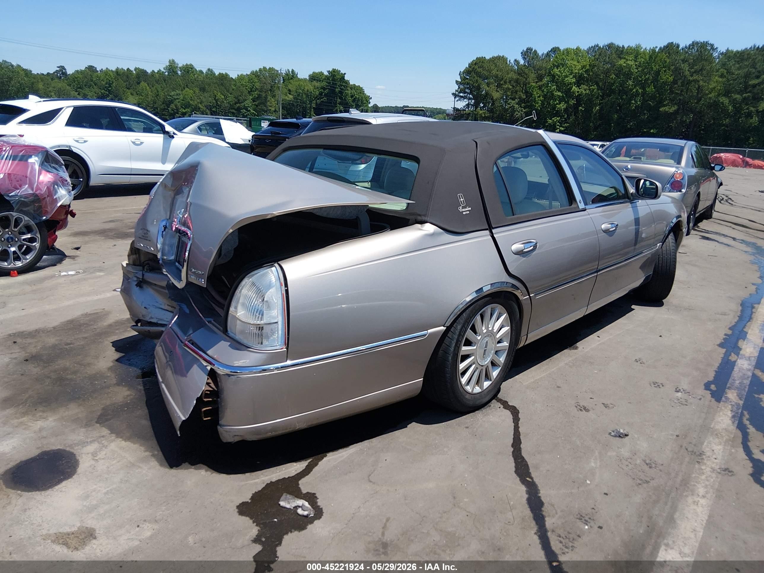 2003 Lincoln Town Car Executive Cream vin: 1LNHM81W13Y684972