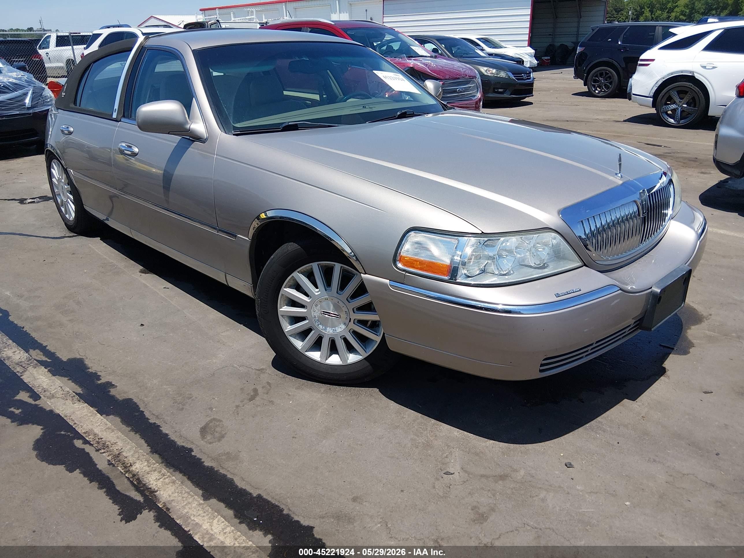 2003 Lincoln Town Car Executive Cream vin: 1LNHM81W13Y684972