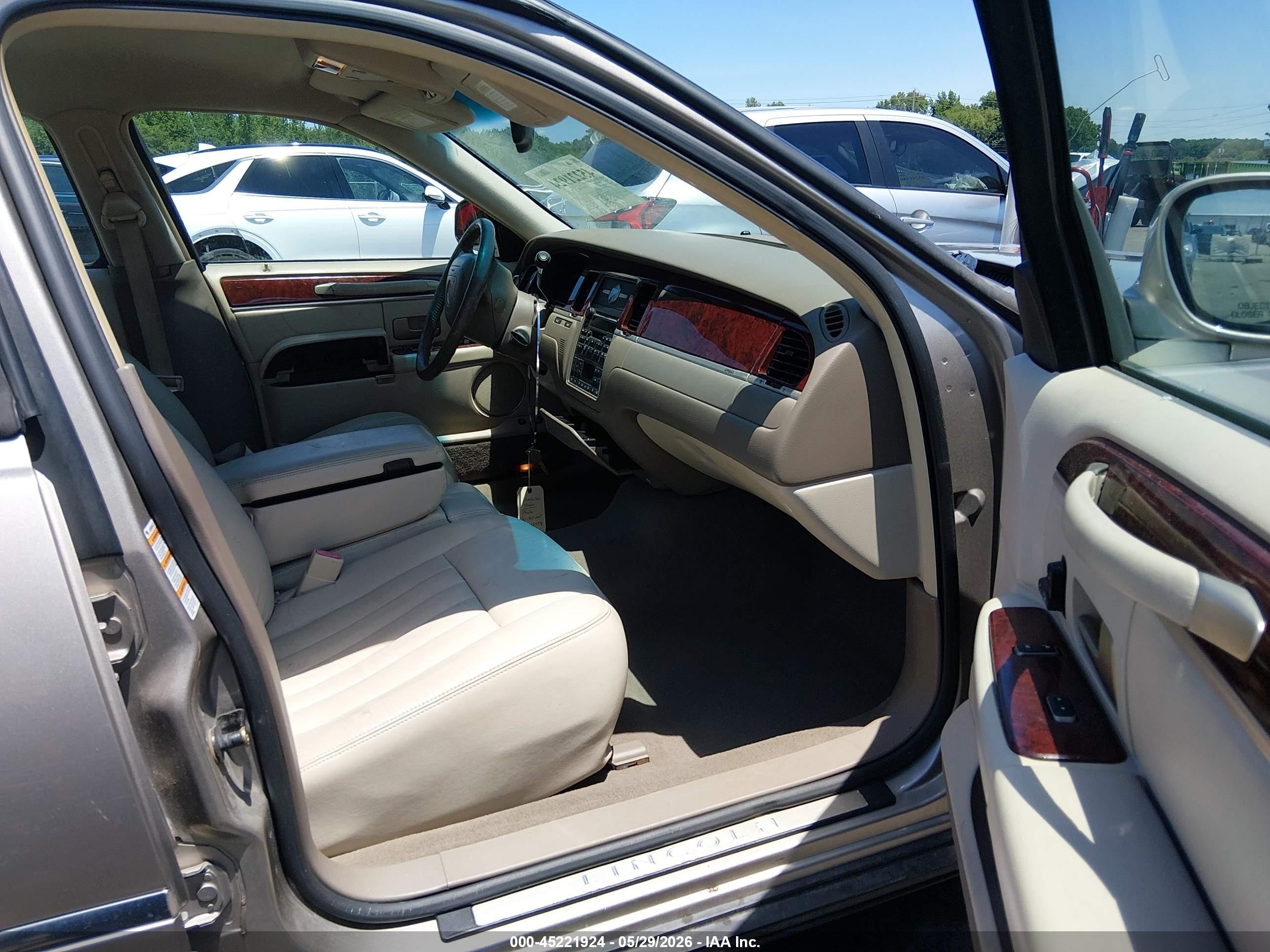2003 Lincoln Town Car Executive Cream vin: 1LNHM81W13Y684972