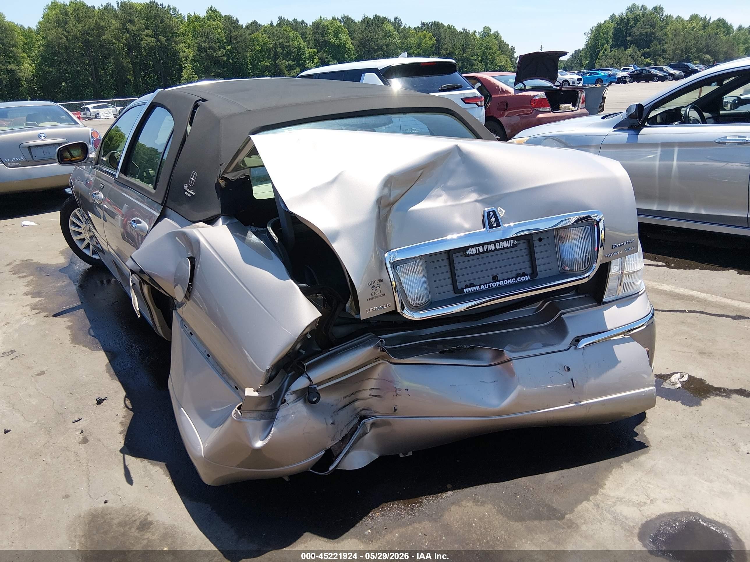 2003 Lincoln Town Car Executive Cream vin: 1LNHM81W13Y684972