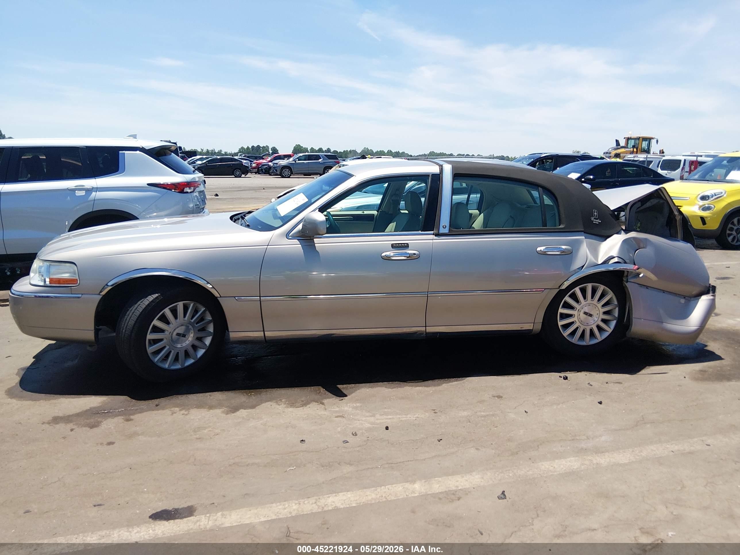 2003 Lincoln Town Car Executive Cream vin: 1LNHM81W13Y684972