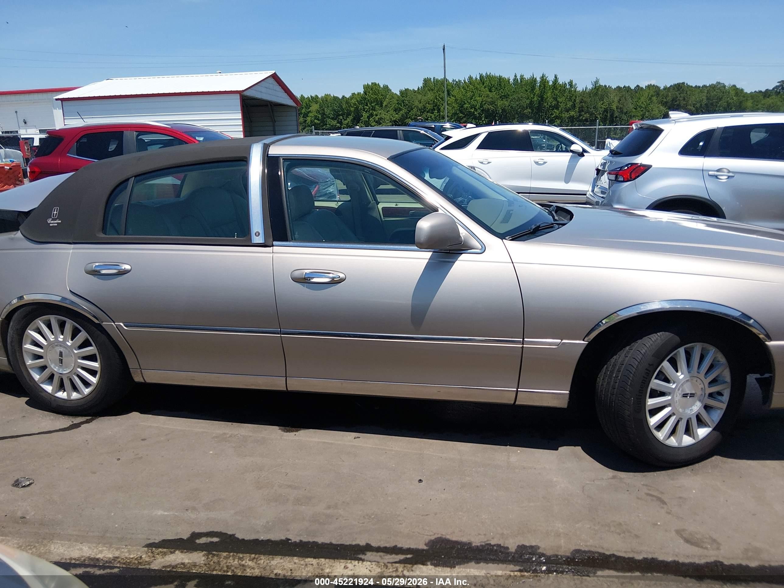 2003 Lincoln Town Car Executive Cream vin: 1LNHM81W13Y684972