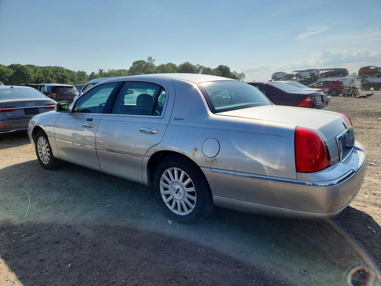 2003 Lincoln Town Car Executive Silver vin: 1LNHM81W13Y699696
