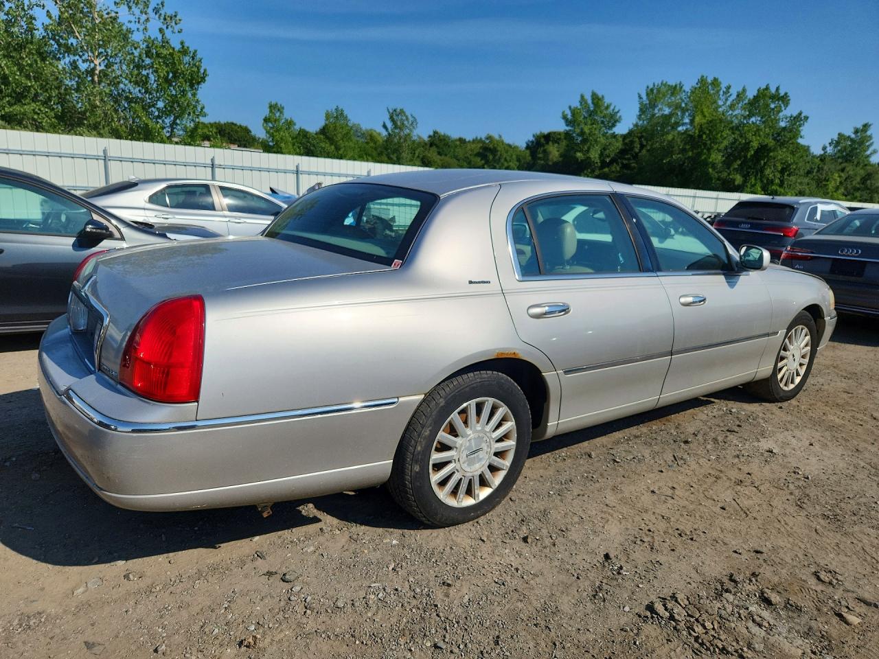 2003 Lincoln Town Car Executive Silver vin: 1LNHM81W13Y699696