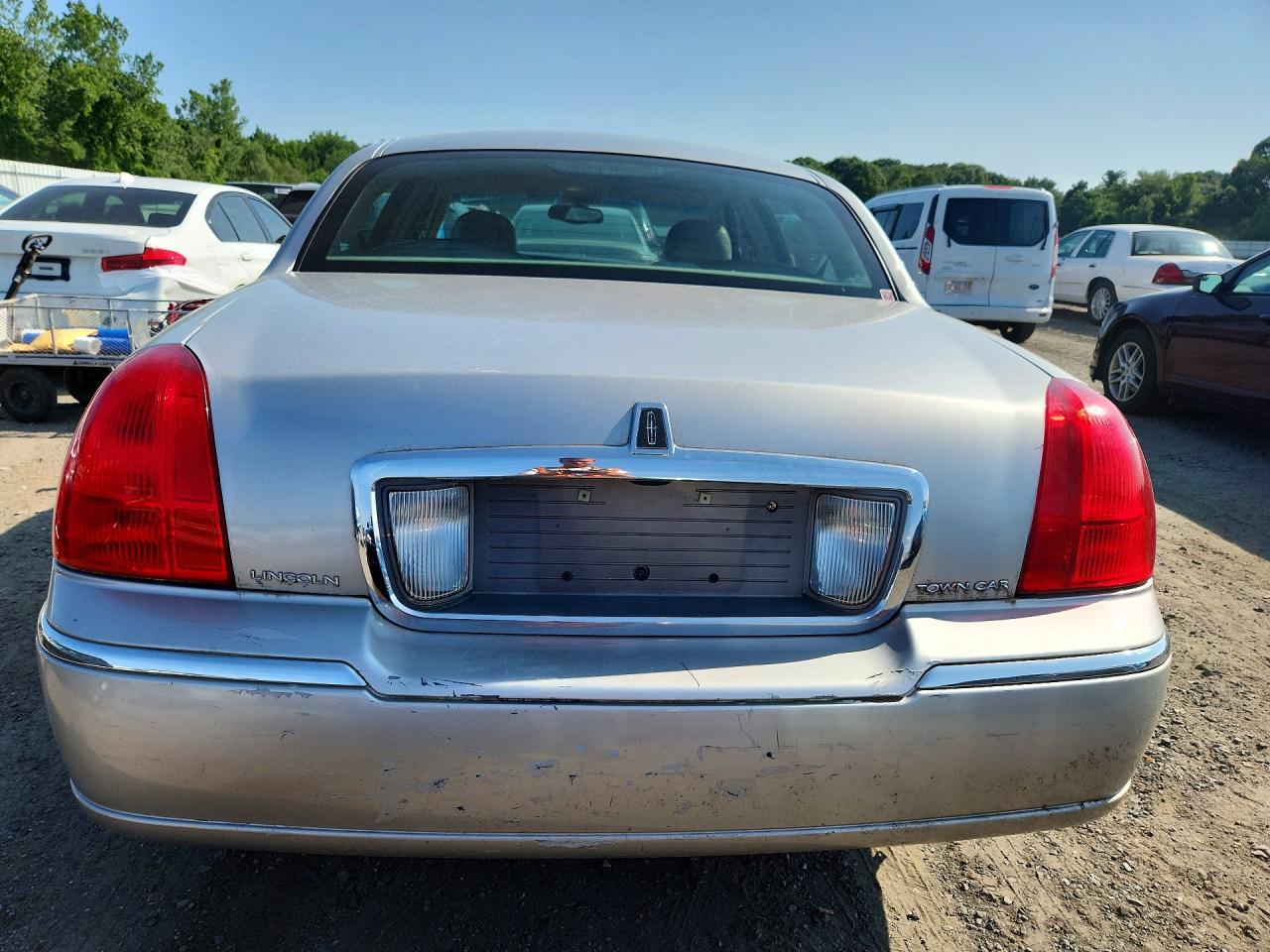 2003 Lincoln Town Car Executive Silver vin: 1LNHM81W13Y699696
