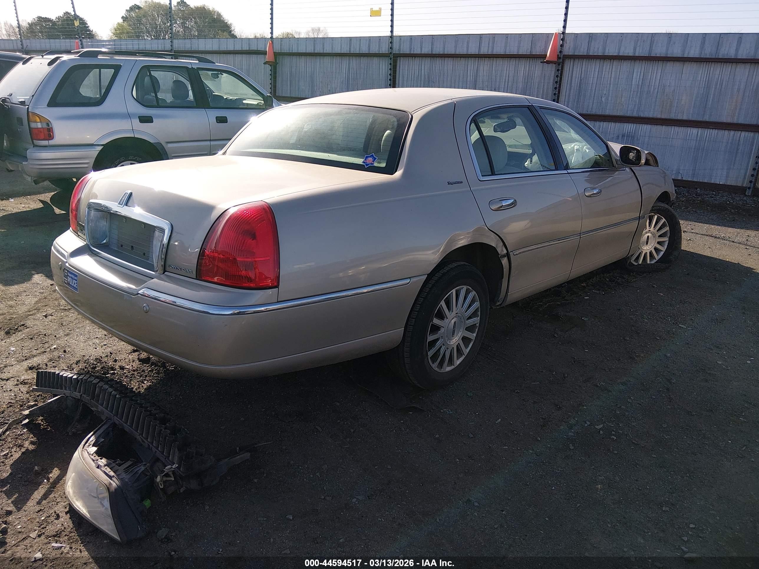 2004 Lincoln Town Car Signature Beige vin: 1LNHM81W14Y636227