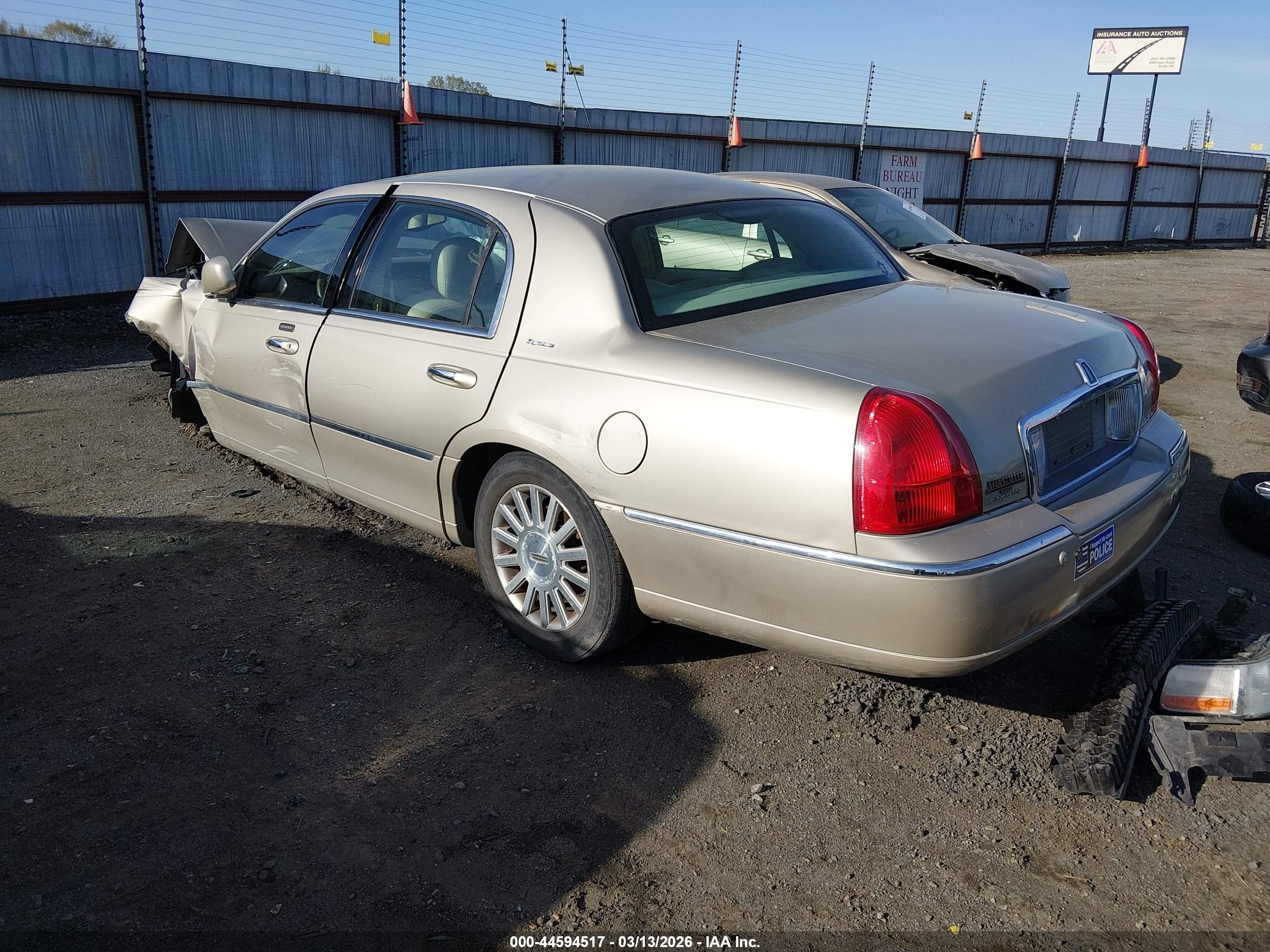 2004 Lincoln Town Car Signature Beige vin: 1LNHM81W14Y636227