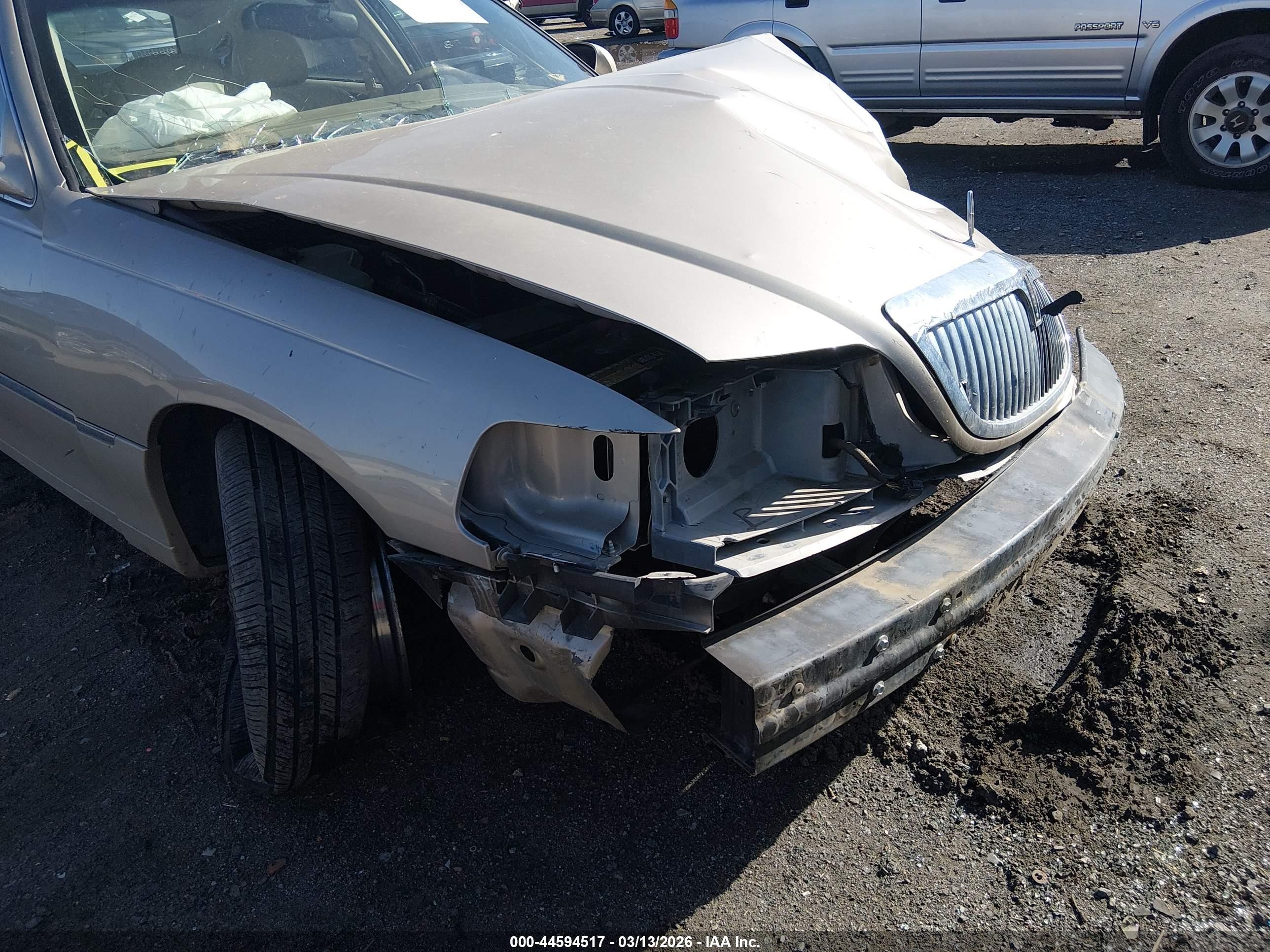 2004 Lincoln Town Car Signature Beige vin: 1LNHM81W14Y636227