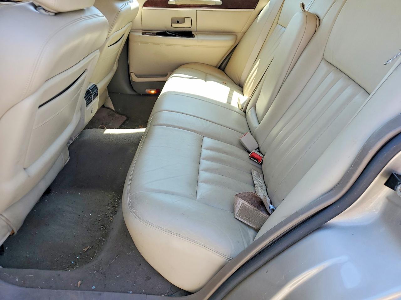2004 Lincoln Town Car Beige vin: 1LNHM81W14Y659426