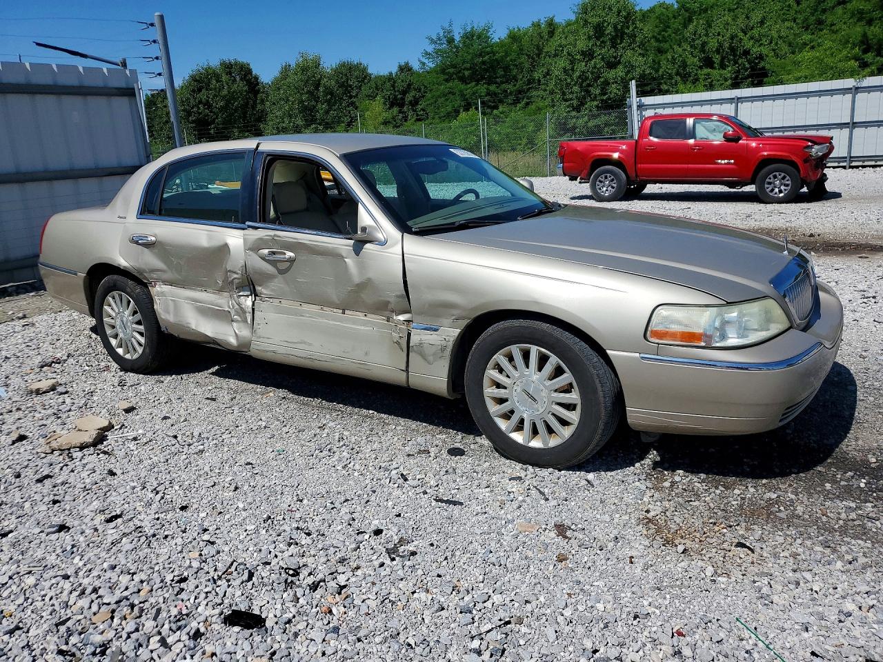2004 Lincoln Town Car Beige vin: 1LNHM81W14Y659426