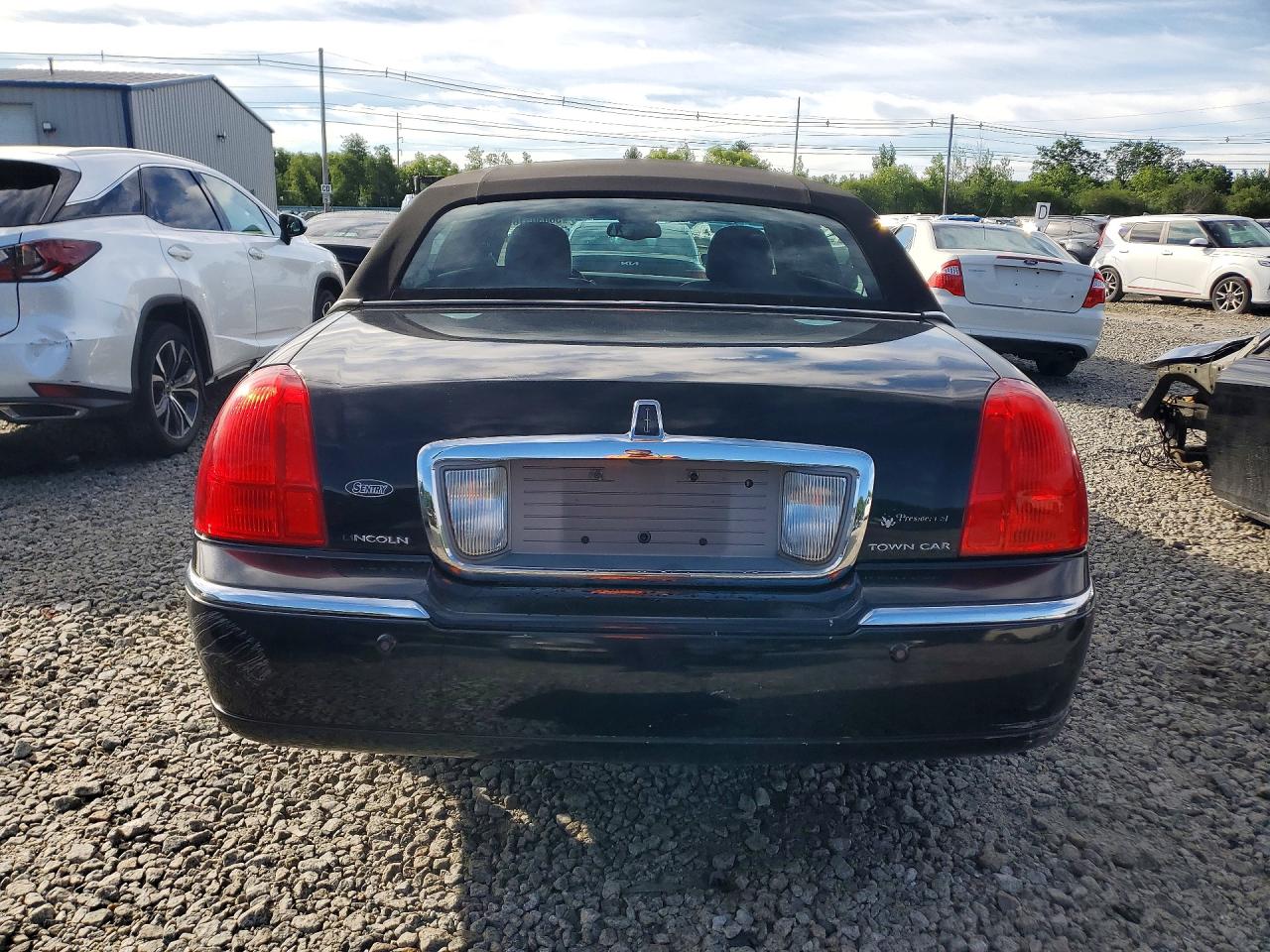 2004 Lincoln Town Car Executive Black vin: 1LNHM81W14Y660527