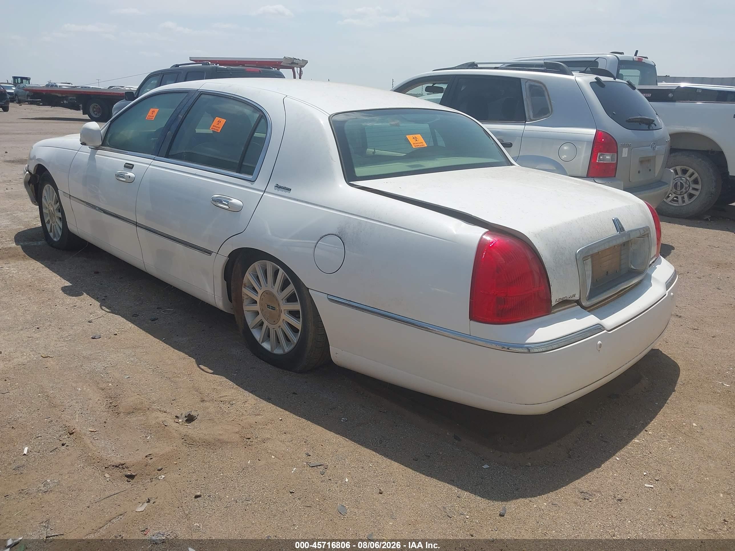 2004 Lincoln Town Car Signature White vin: 1LNHM81W14Y680633