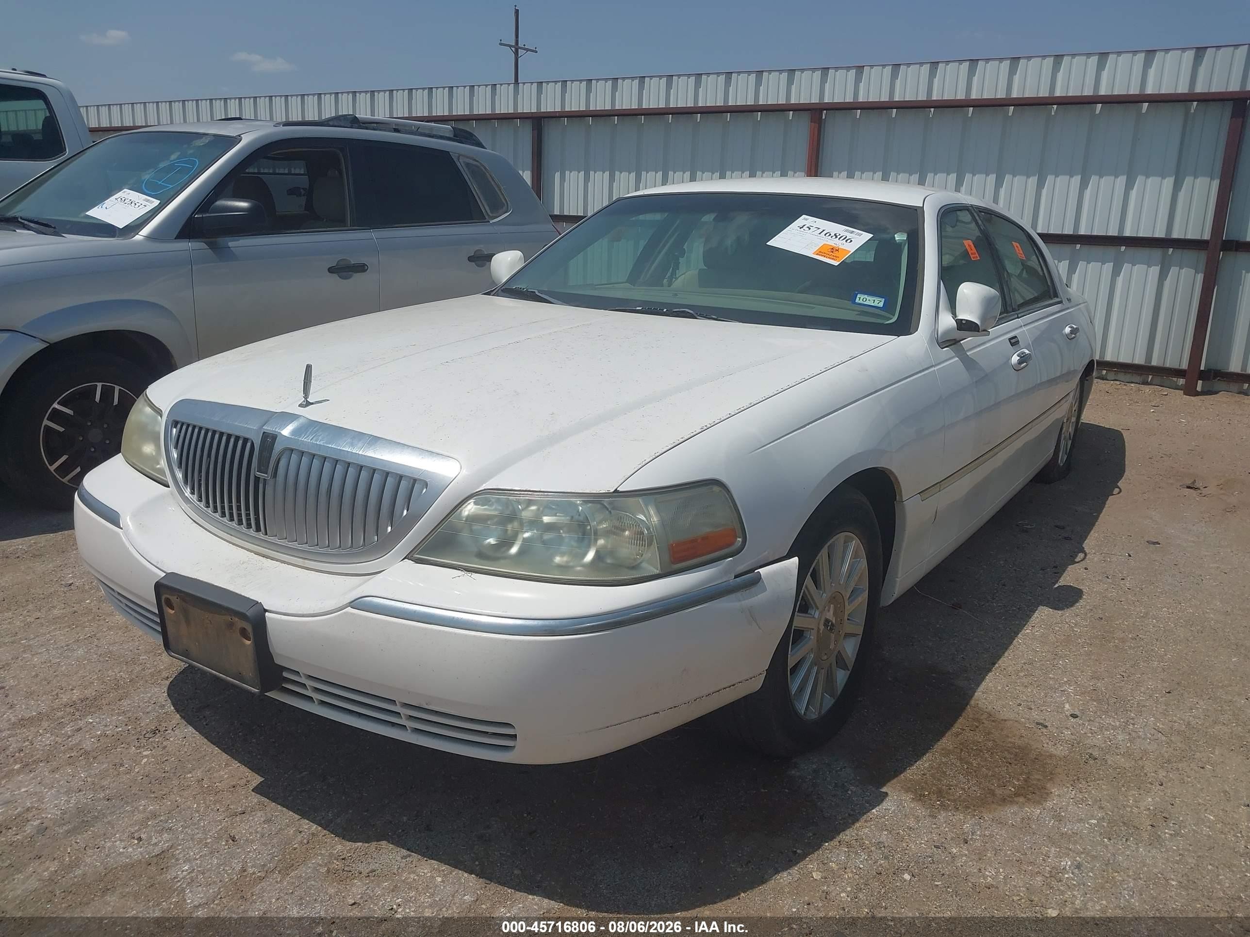 2004 Lincoln Town Car Signature White vin: 1LNHM81W14Y680633