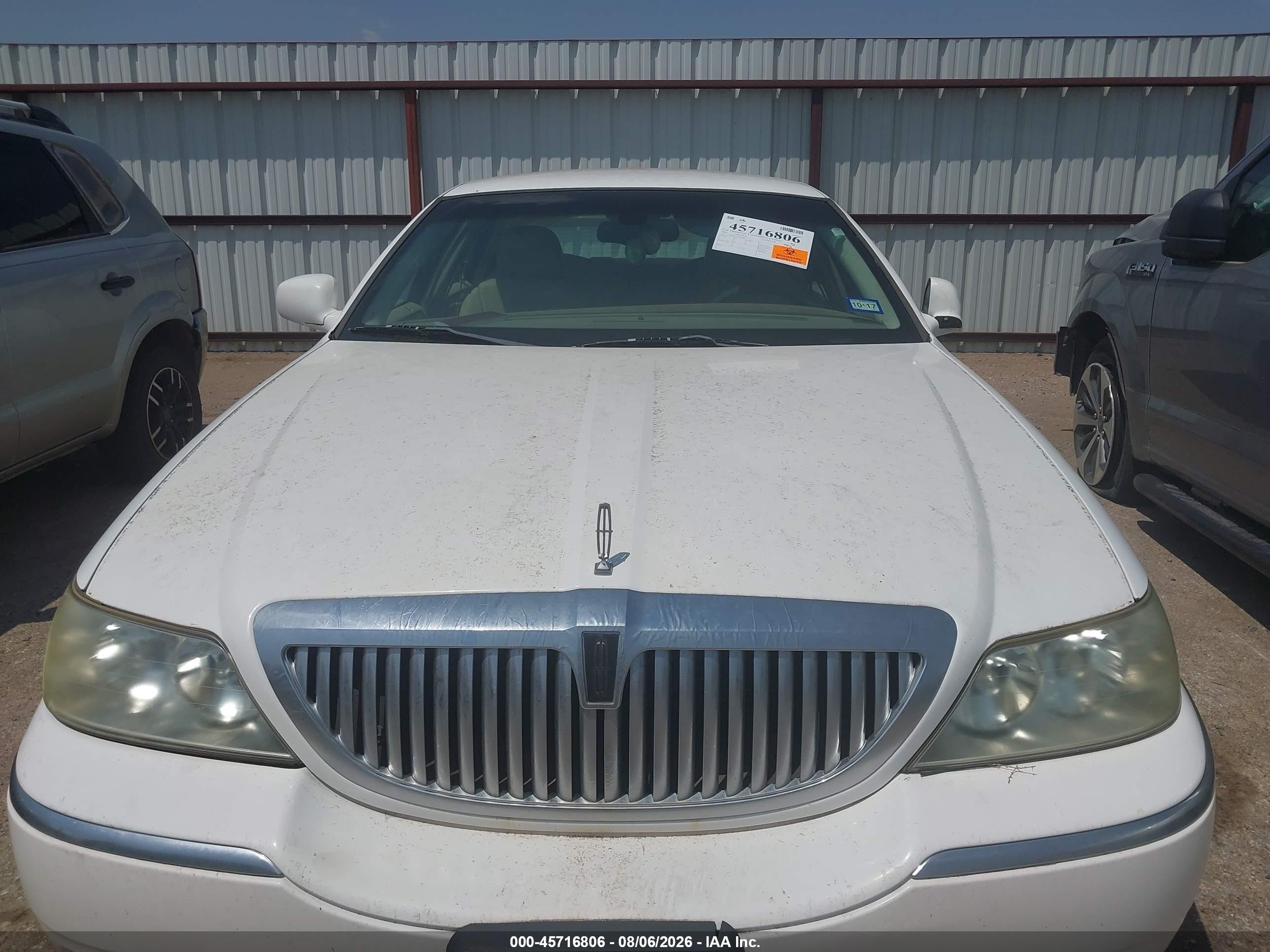 2004 Lincoln Town Car Signature White vin: 1LNHM81W14Y680633
