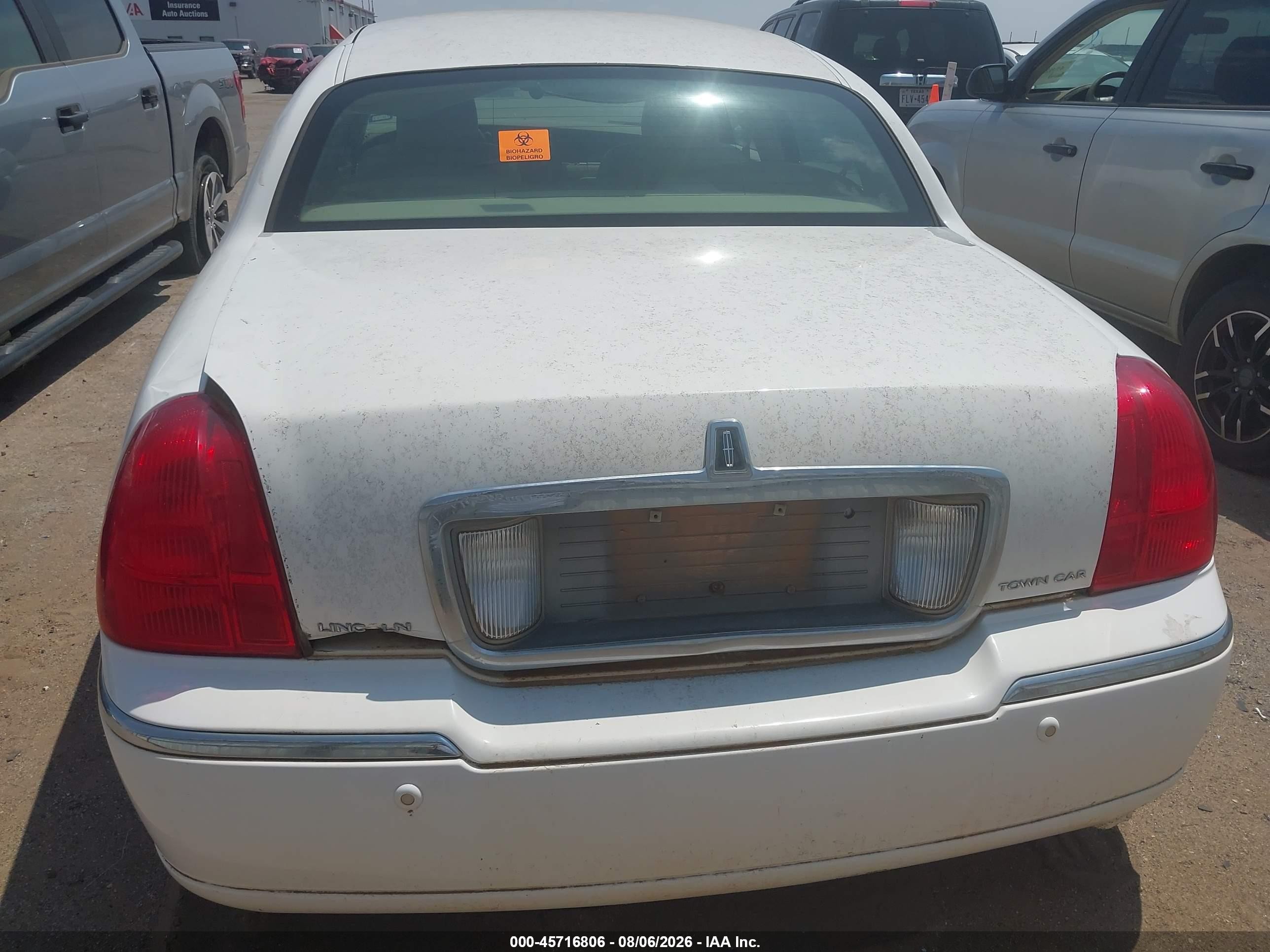 2004 Lincoln Town Car Signature White vin: 1LNHM81W14Y680633