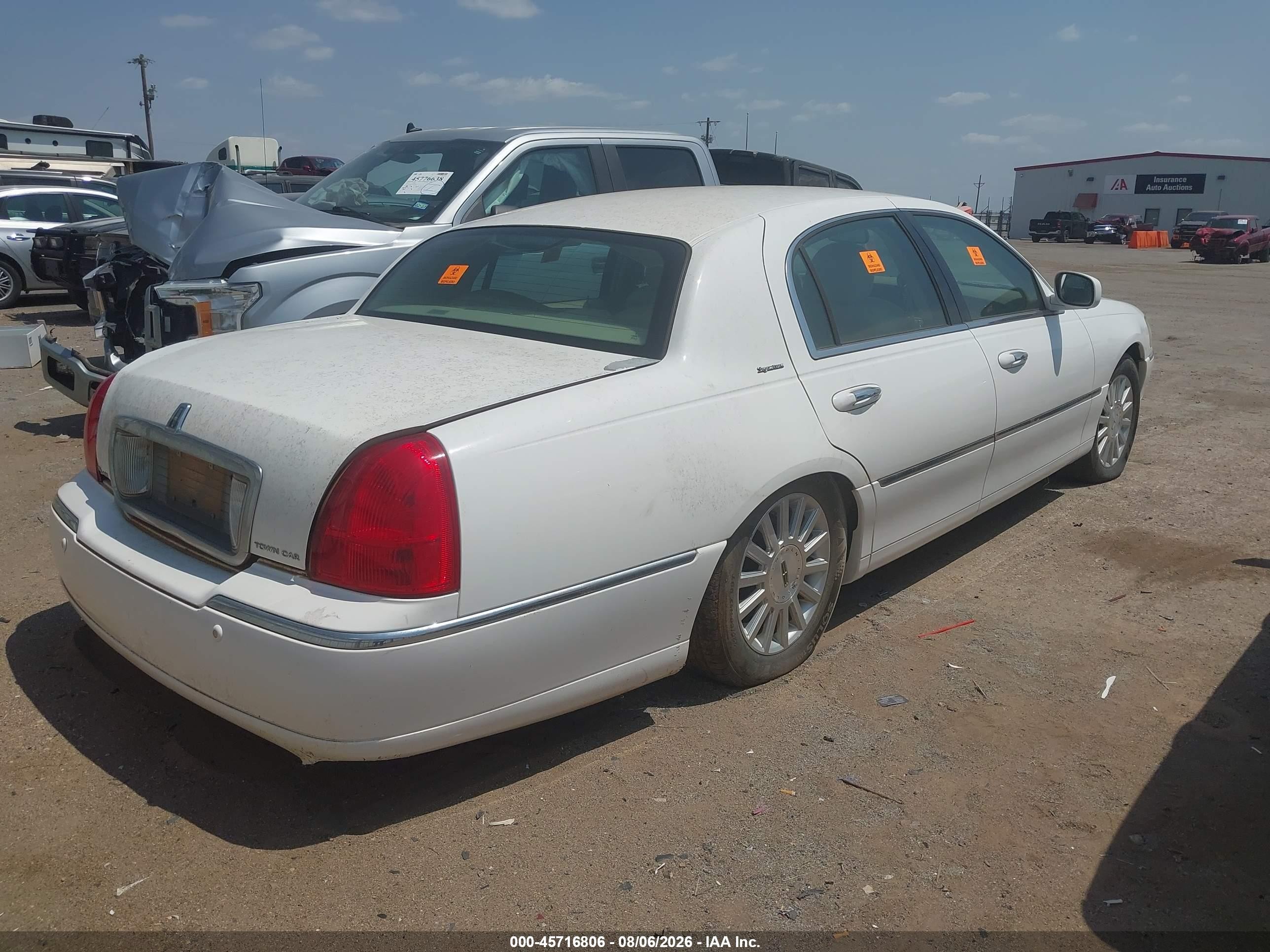 2004 Lincoln Town Car Signature White vin: 1LNHM81W14Y680633