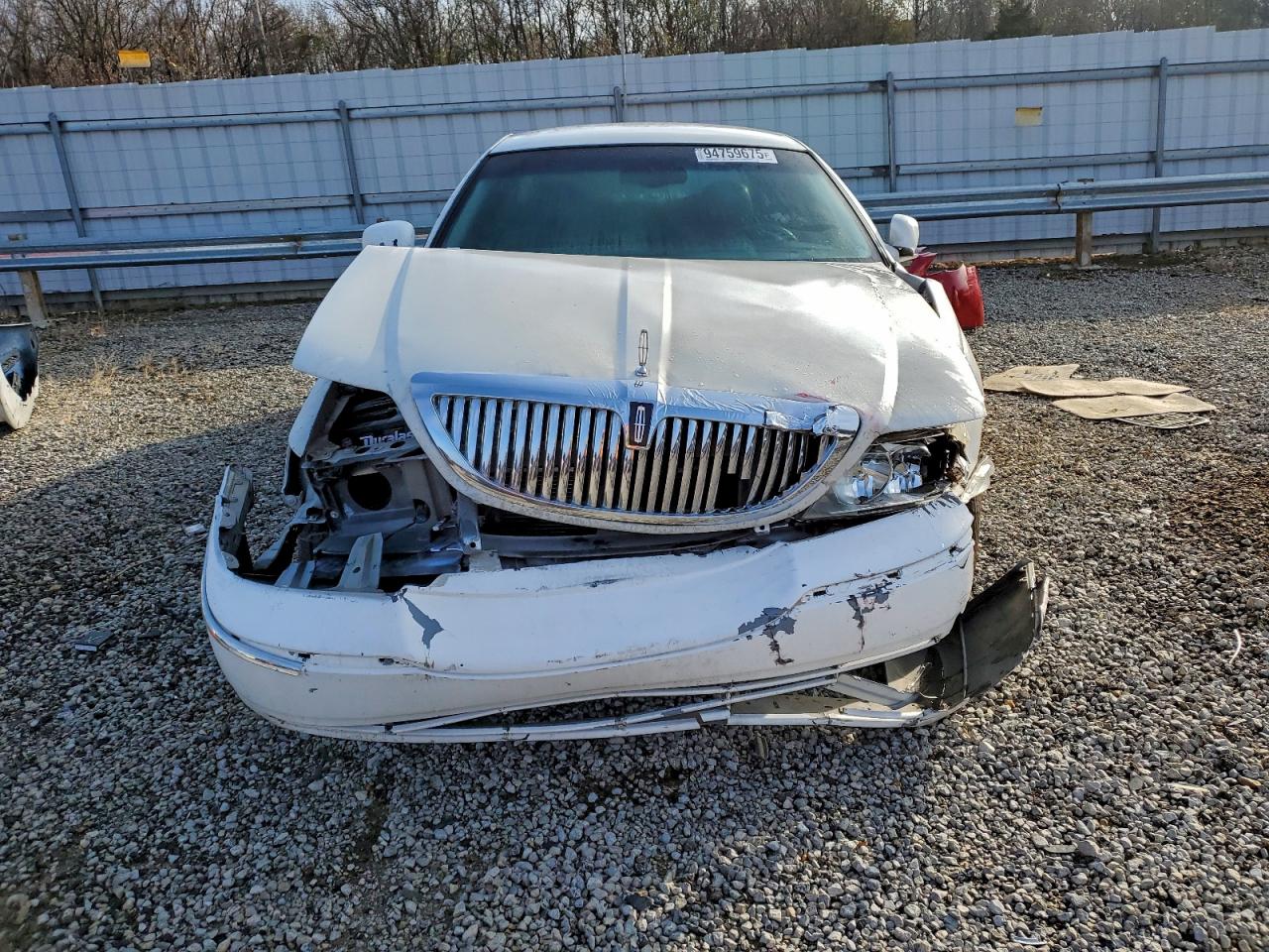 2004 Lincoln Town Car Executive White vin: 1LNHM81W14Y680728
