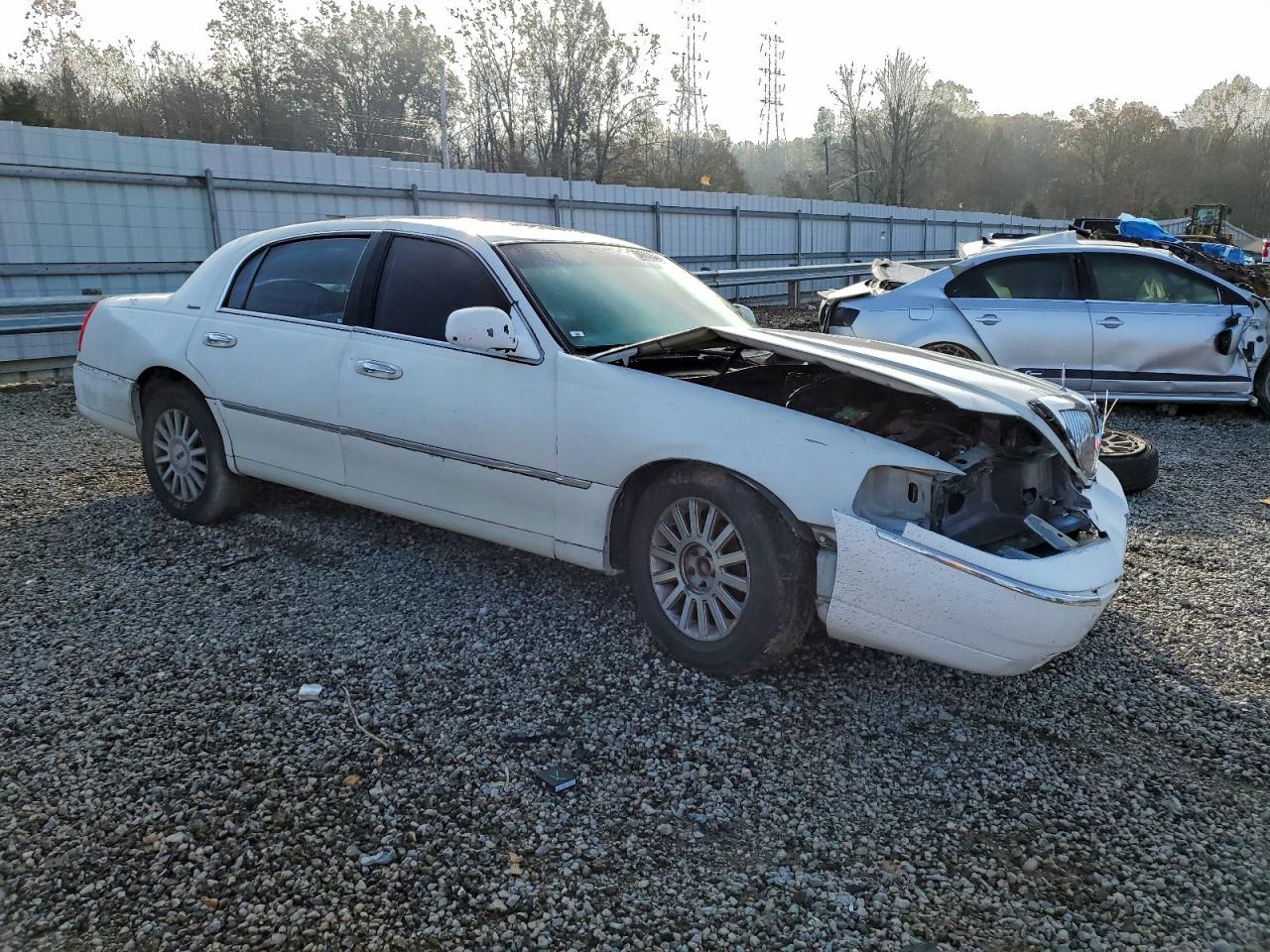 2004 Lincoln Town Car Executive White vin: 1LNHM81W14Y680728