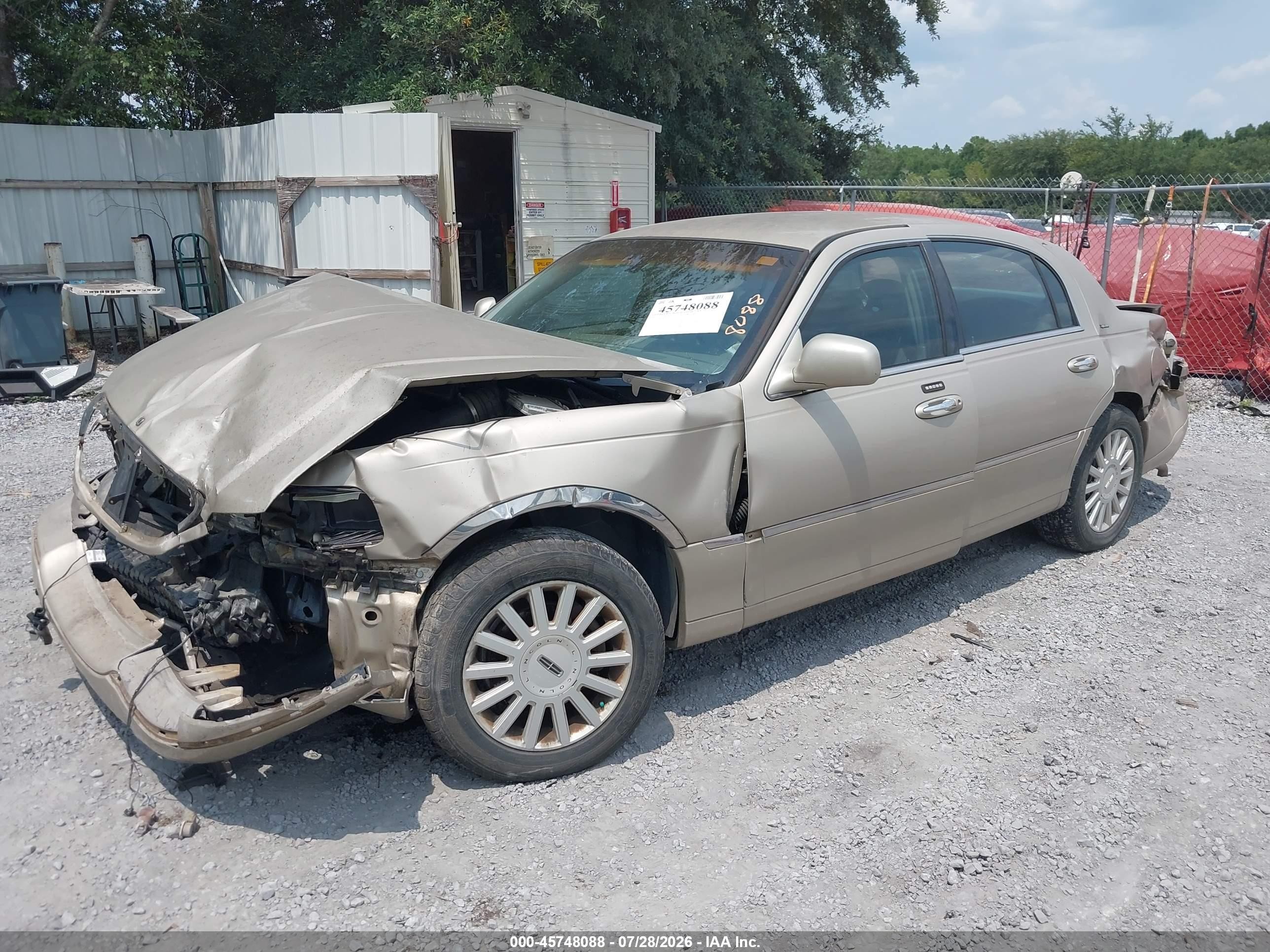 2005 Lincoln Town Car Signature Gold vin: 1LNHM81W15Y611359