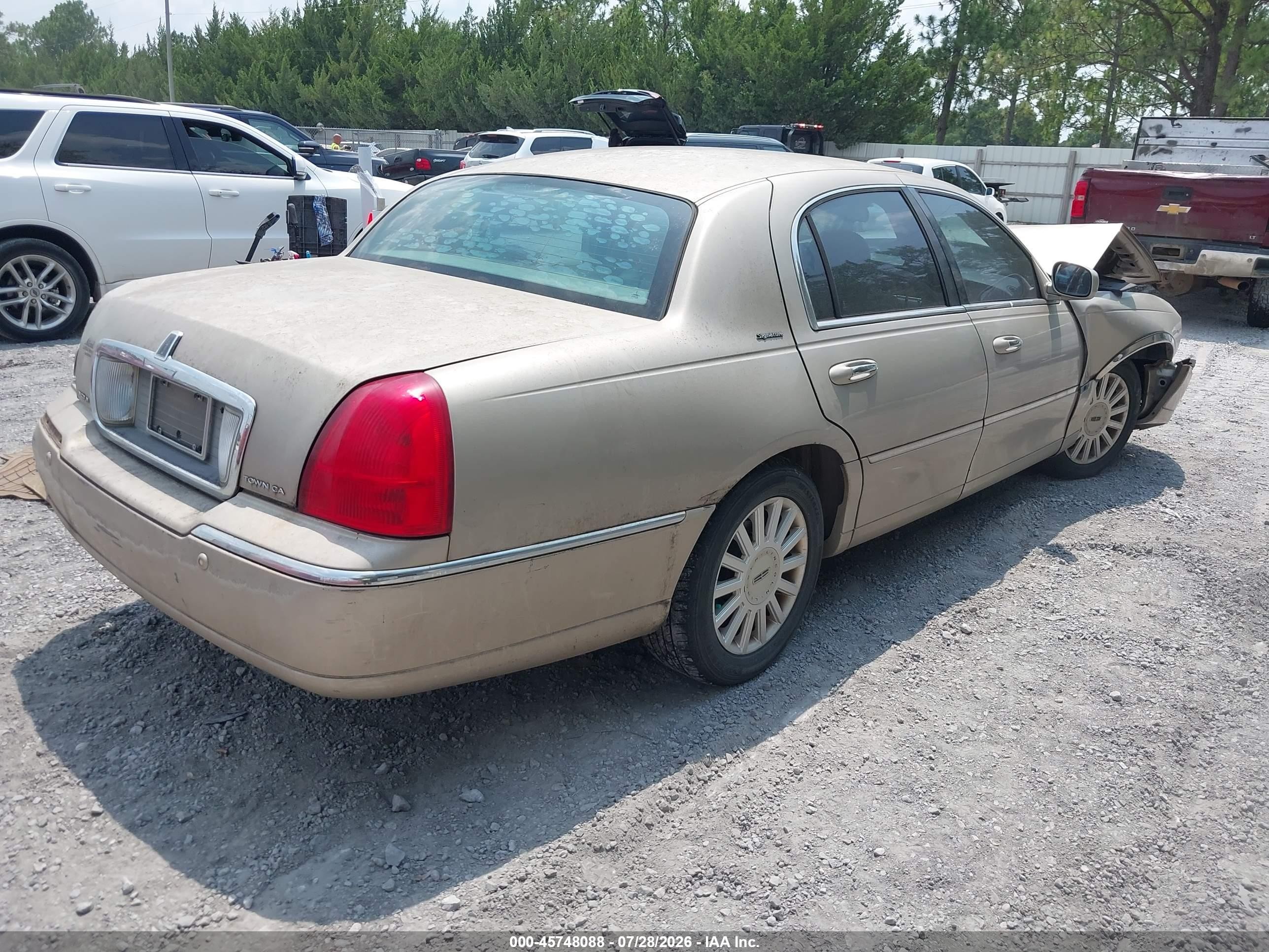 2005 Lincoln Town Car Signature Gold vin: 1LNHM81W15Y611359