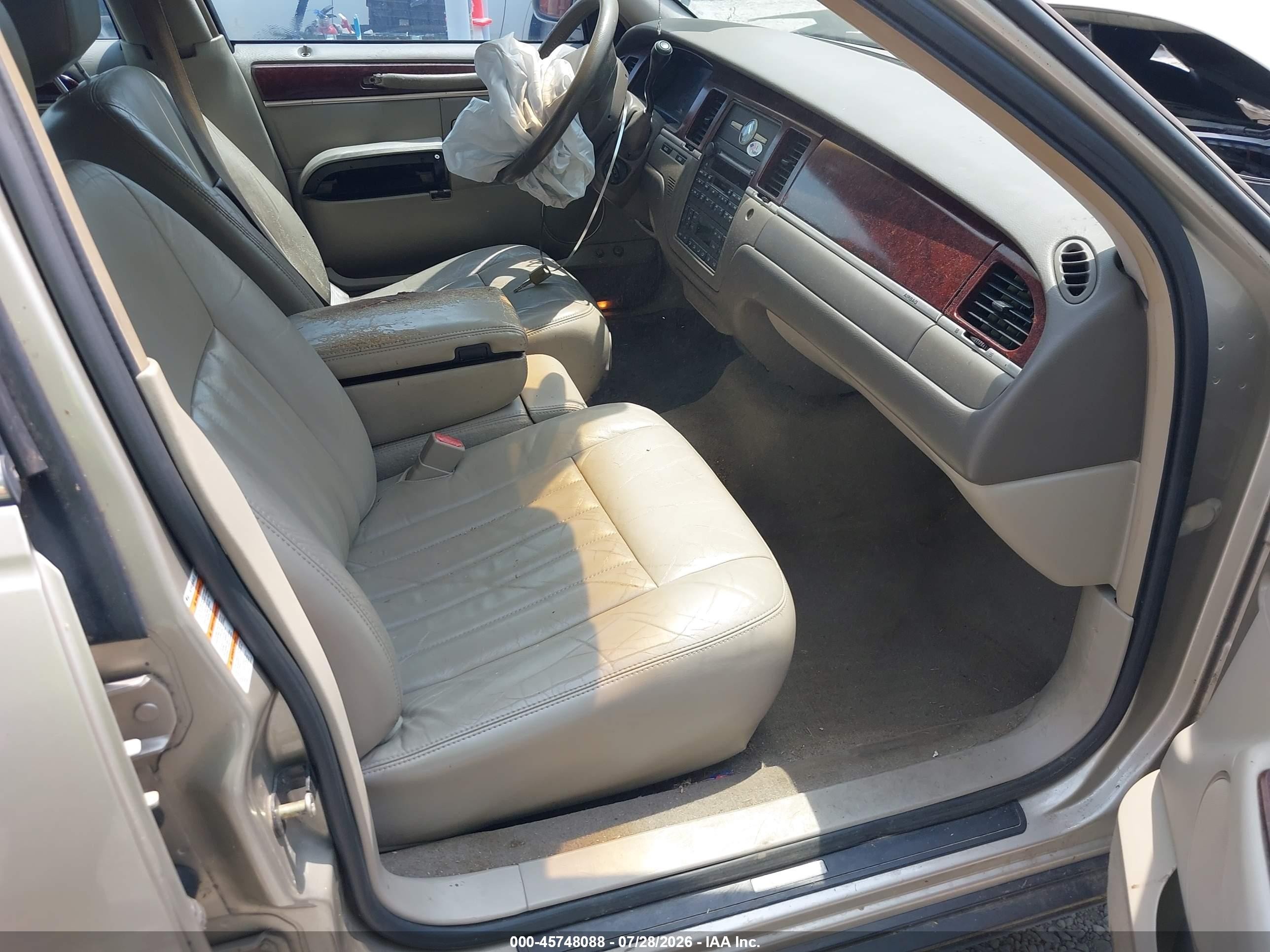 2005 Lincoln Town Car Signature Gold vin: 1LNHM81W15Y611359
