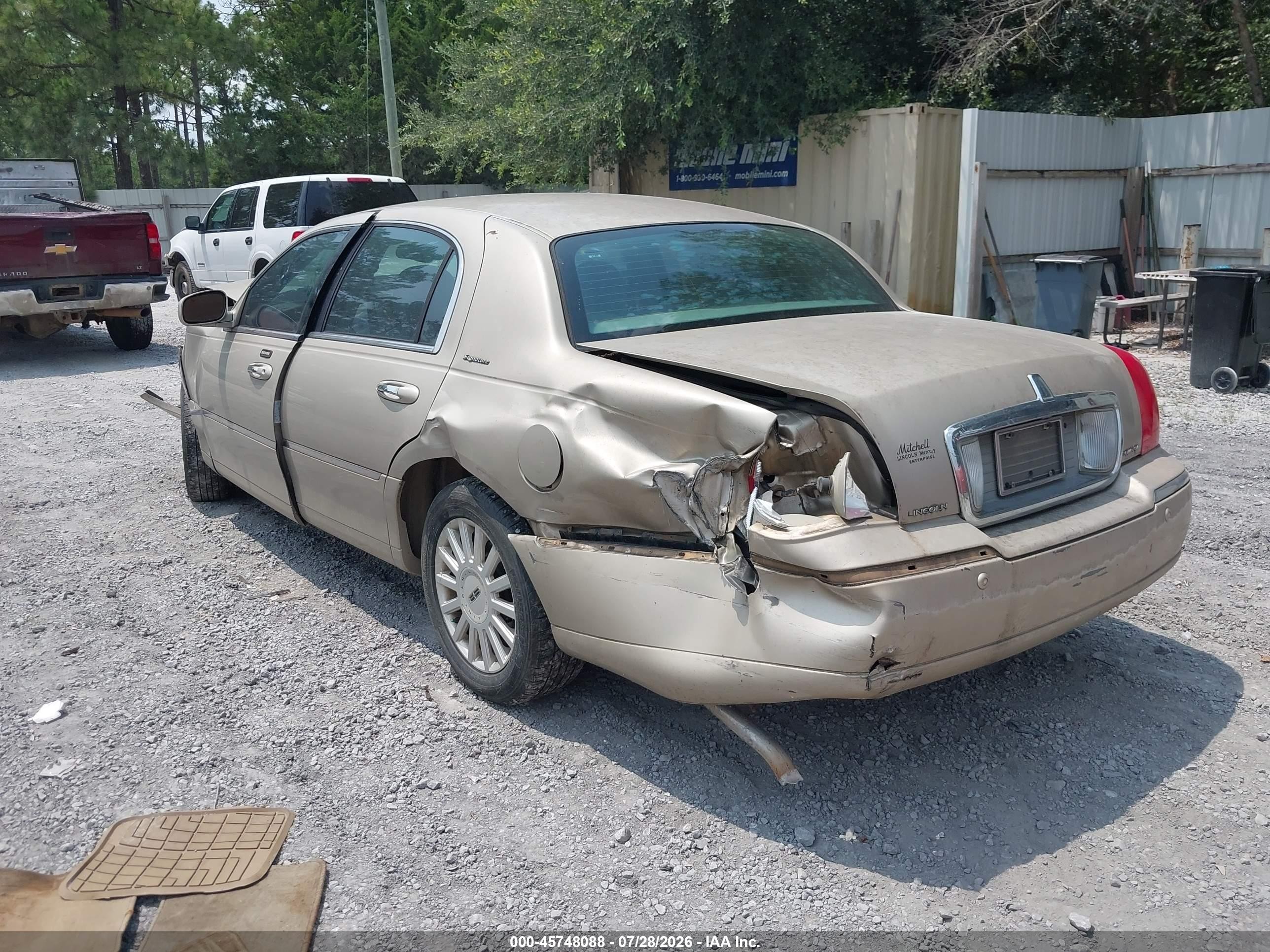 2005 Lincoln Town Car Signature Gold vin: 1LNHM81W15Y611359
