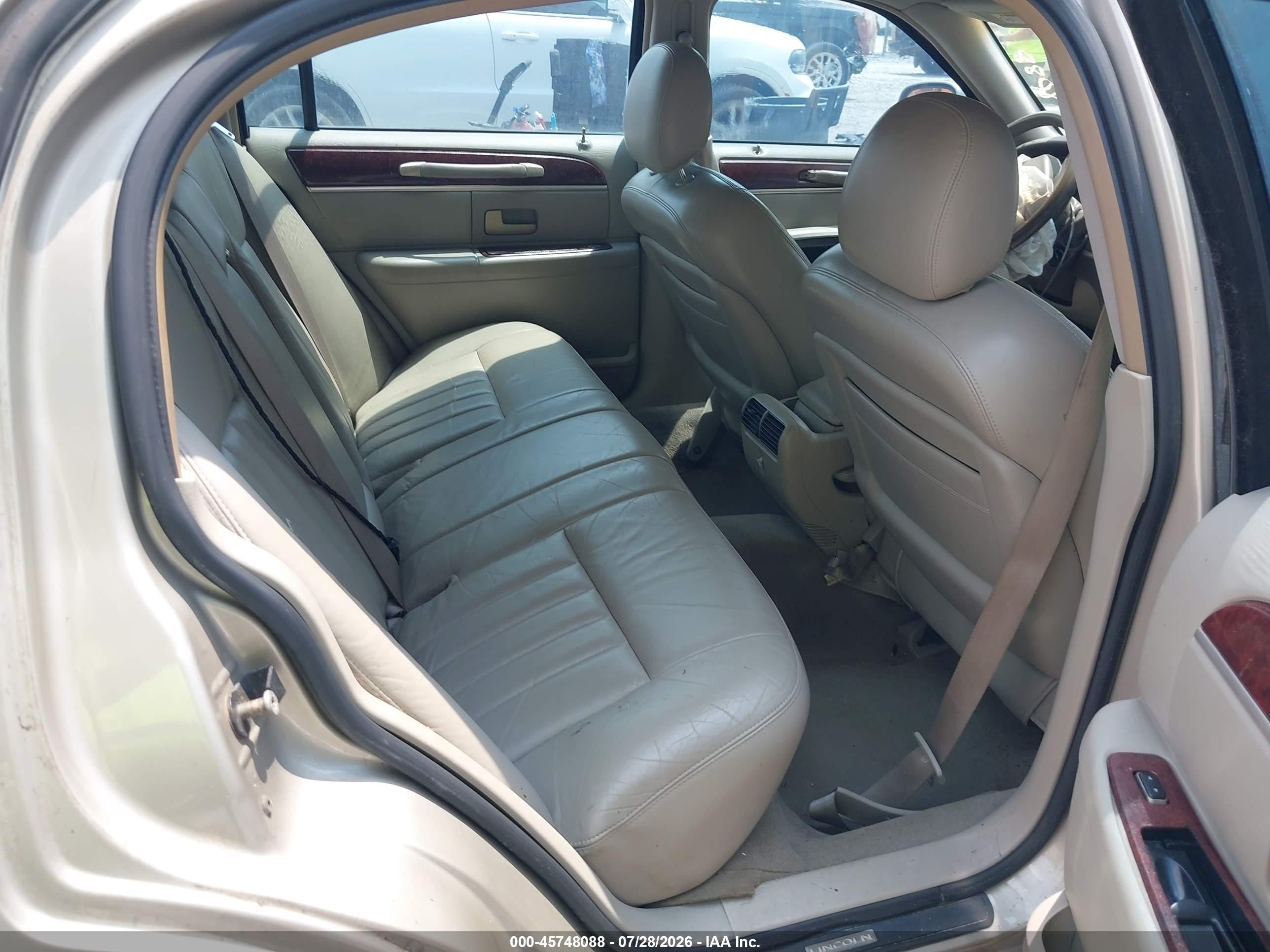 2005 Lincoln Town Car Signature Gold vin: 1LNHM81W15Y611359