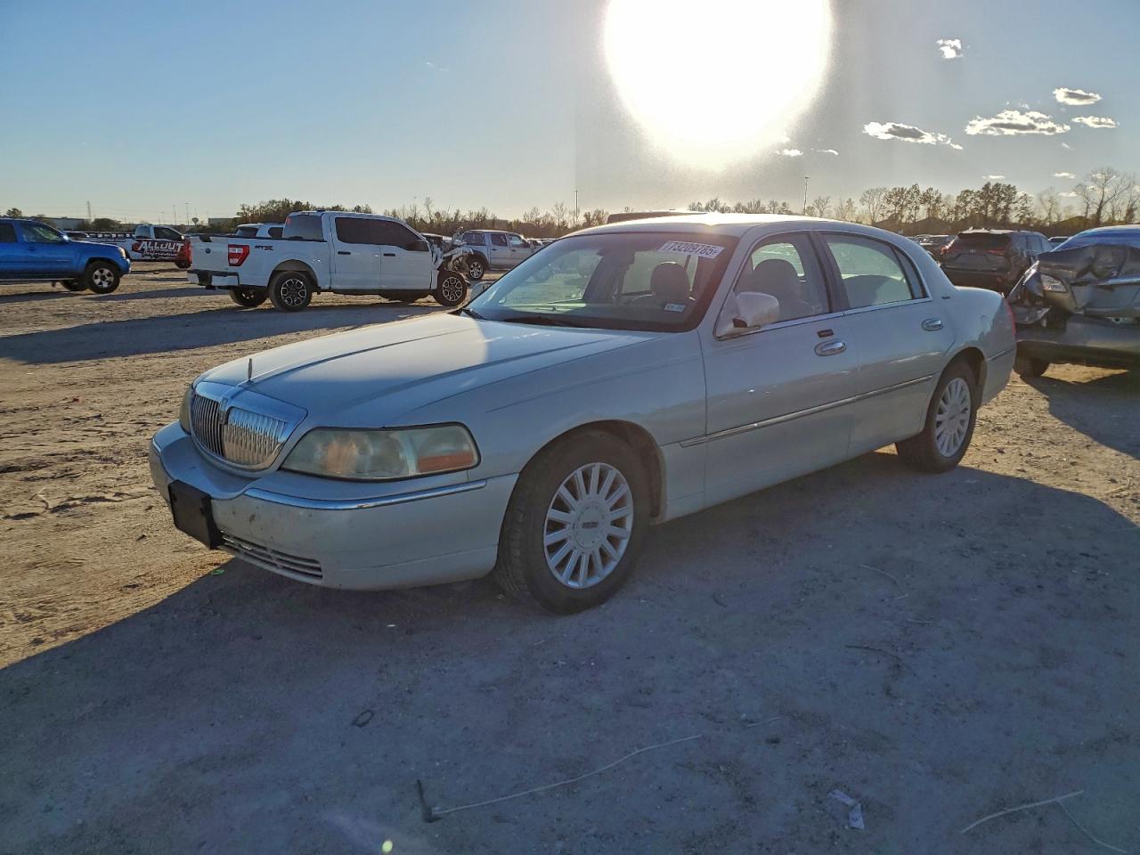 2005 Lincoln Town Car Signature Золотой vin: 1LNHM81W15Y651604
