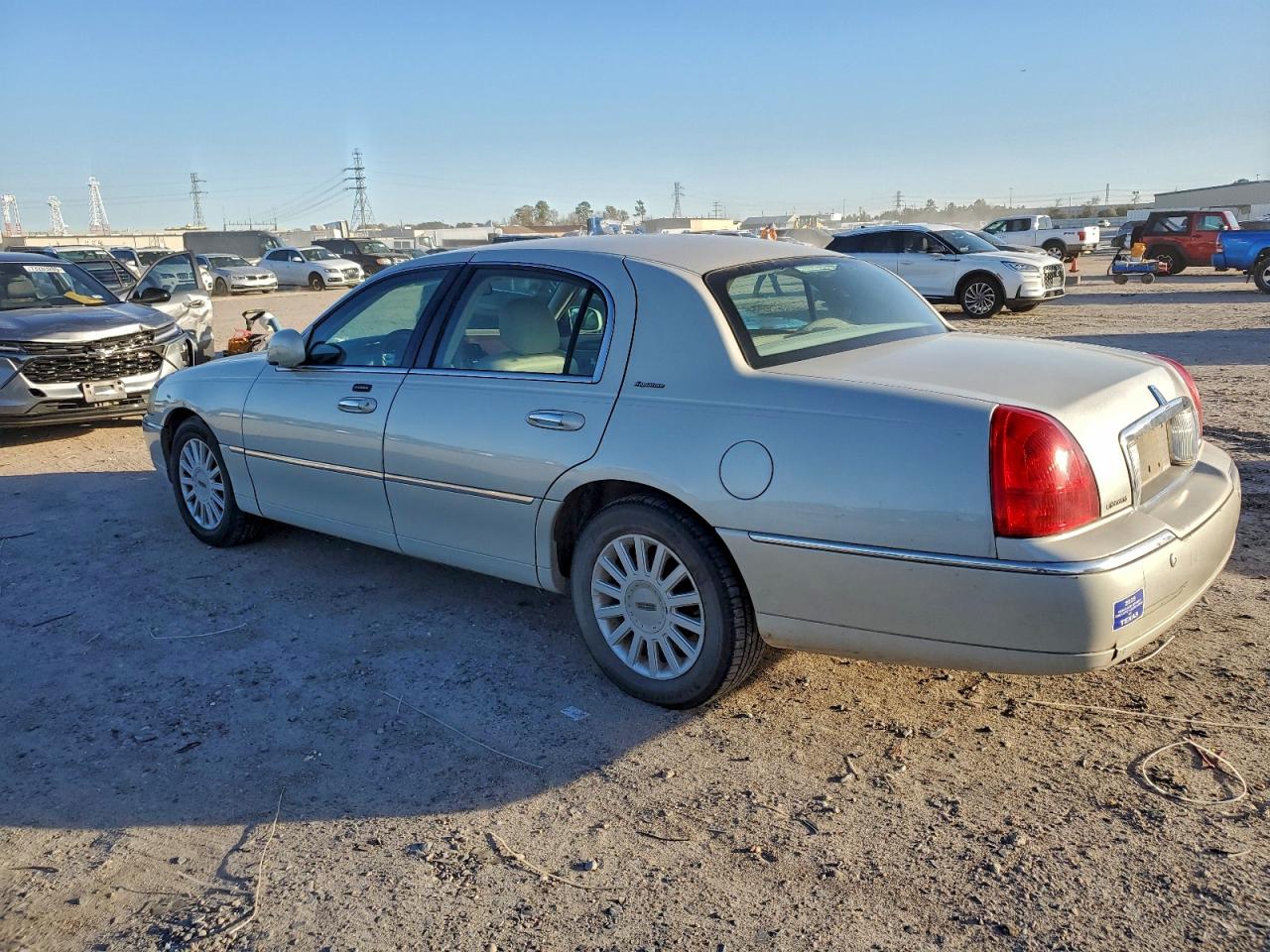 2005 Lincoln Town Car Signature Золотой vin: 1LNHM81W15Y651604