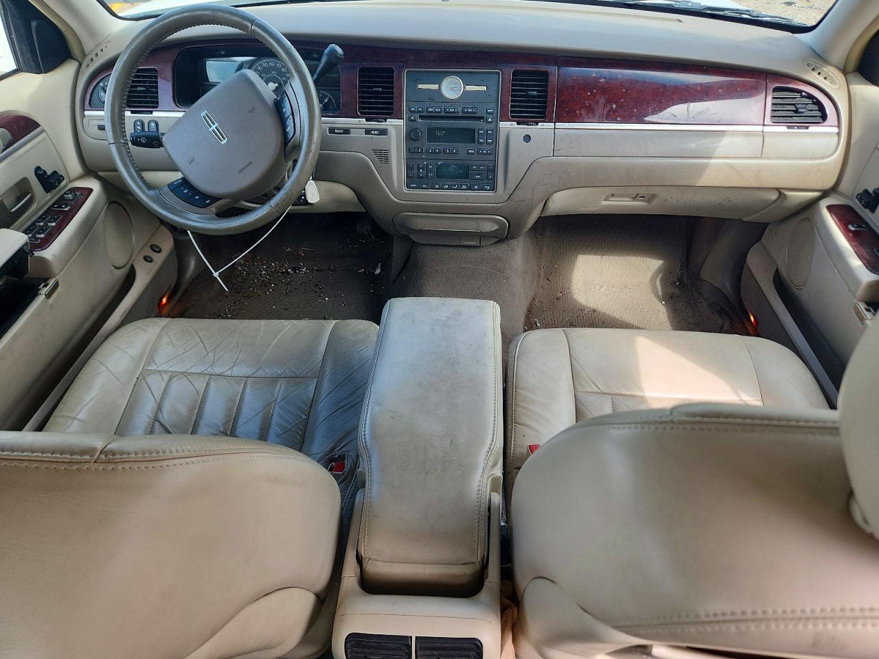 2005 Lincoln Town Car Signature White vin: 1LNHM81W15Y652445