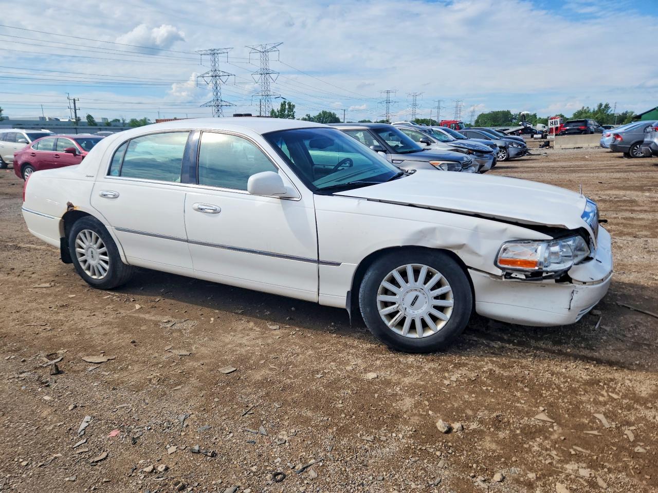 2005 Lincoln Town Car Signature White vin: 1LNHM81W15Y652445