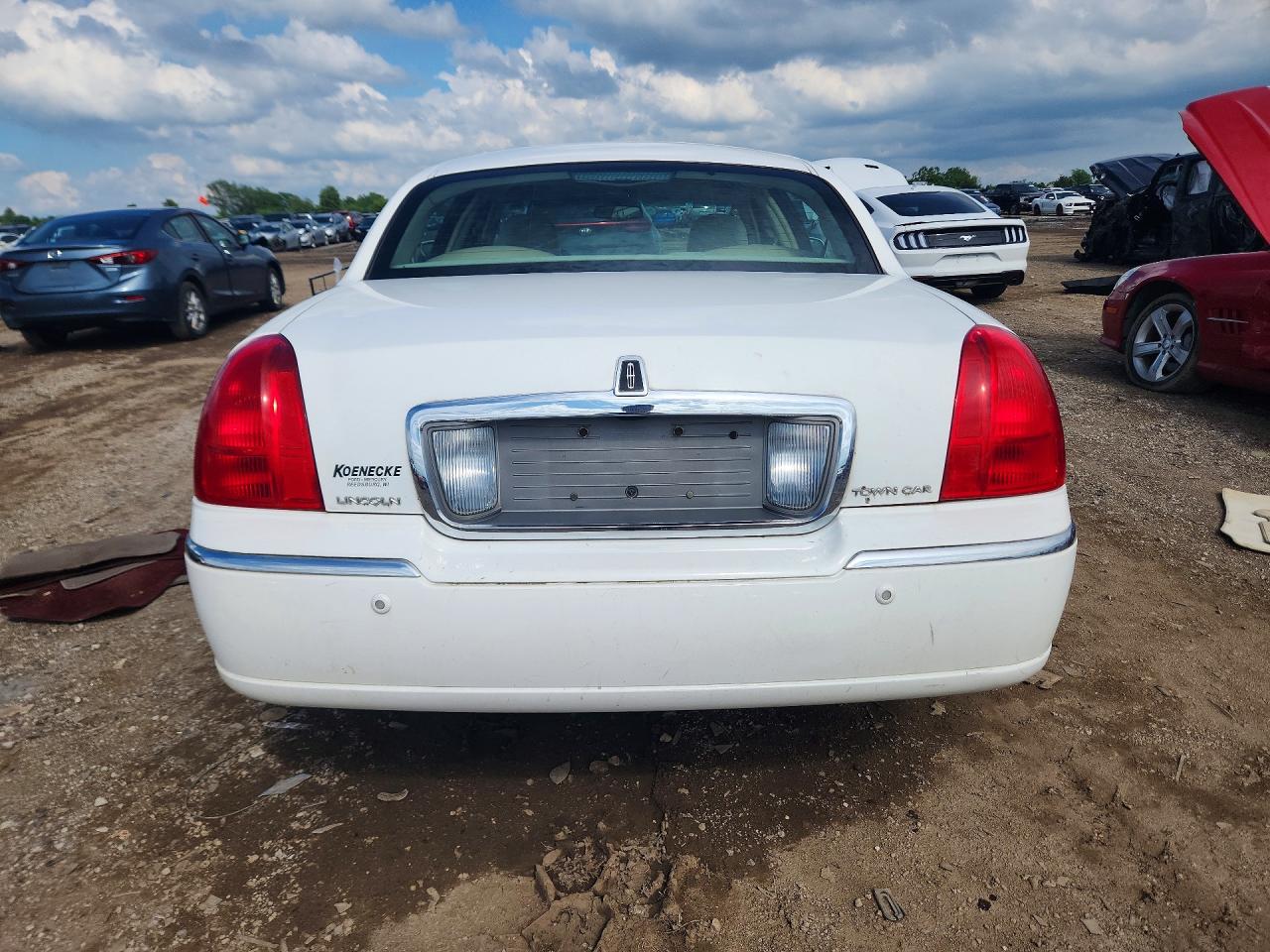 2005 Lincoln Town Car Signature White vin: 1LNHM81W15Y652445