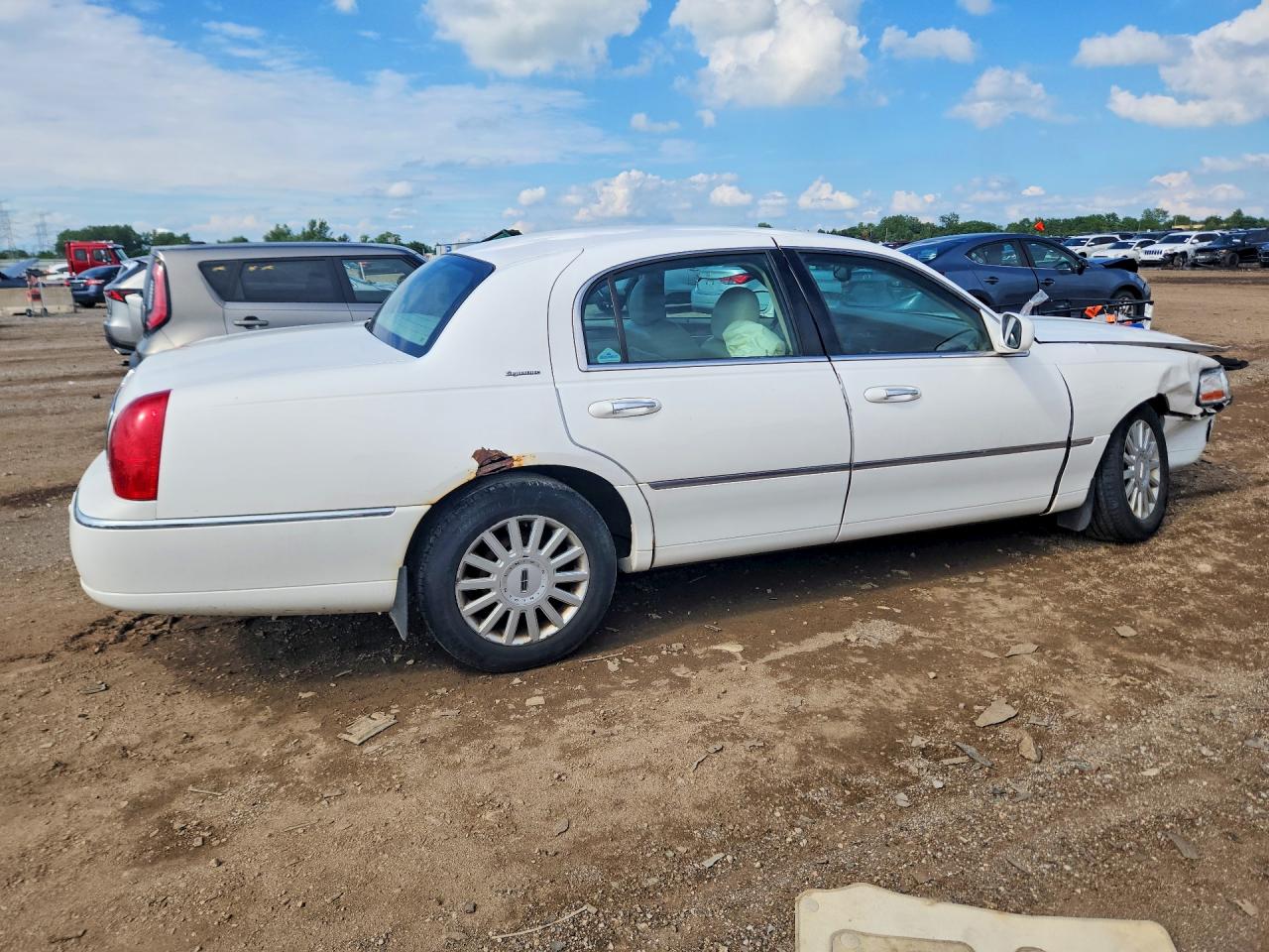 2005 Lincoln Town Car Signature White vin: 1LNHM81W15Y652445