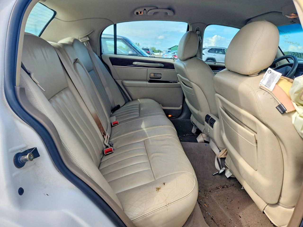 2005 Lincoln Town Car Signature White vin: 1LNHM81W15Y652445