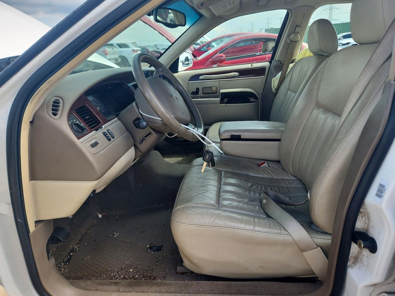 2005 Lincoln Town Car Signature White vin: 1LNHM81W15Y652445