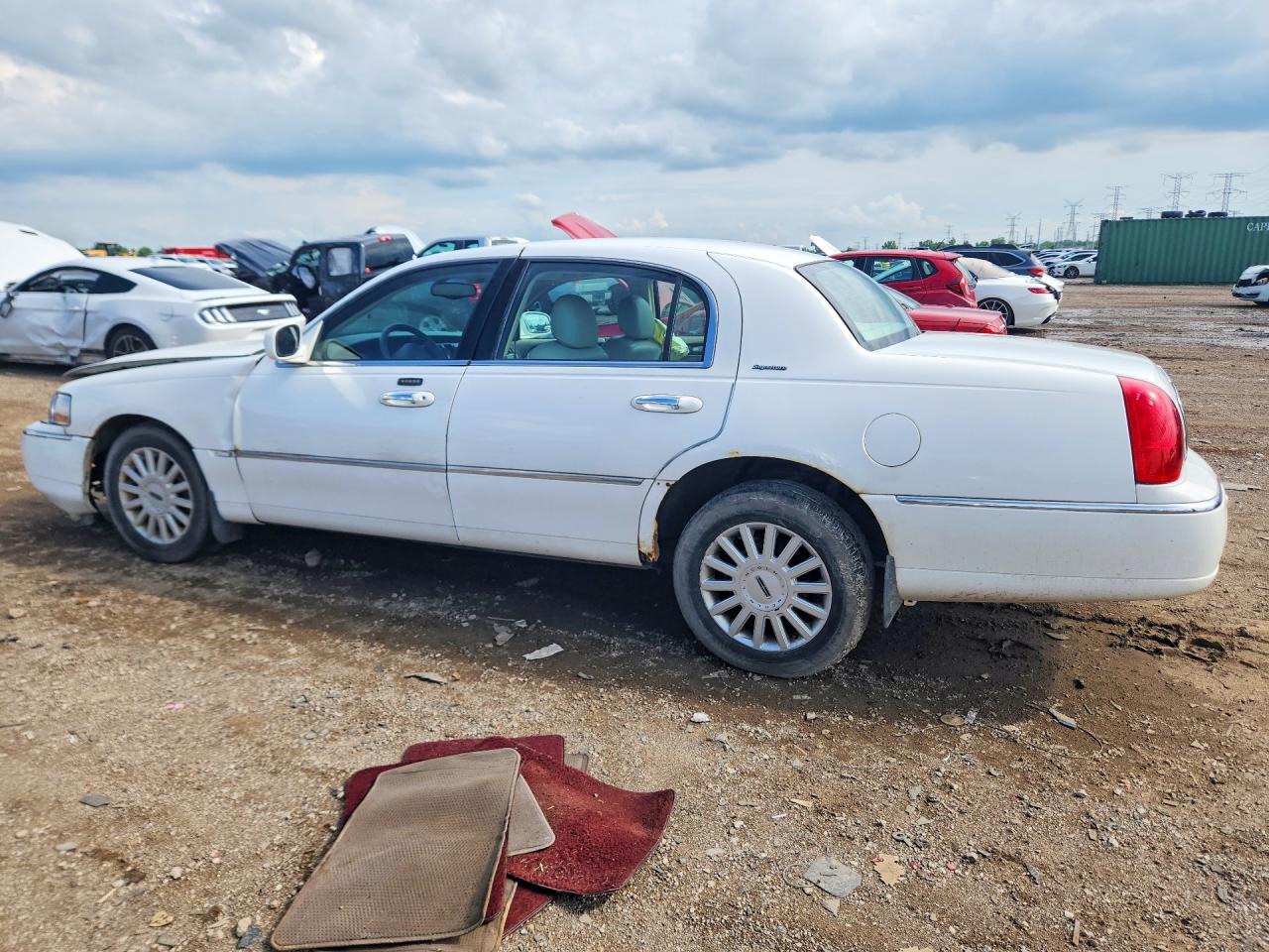 2005 Lincoln Town Car Signature White vin: 1LNHM81W15Y652445