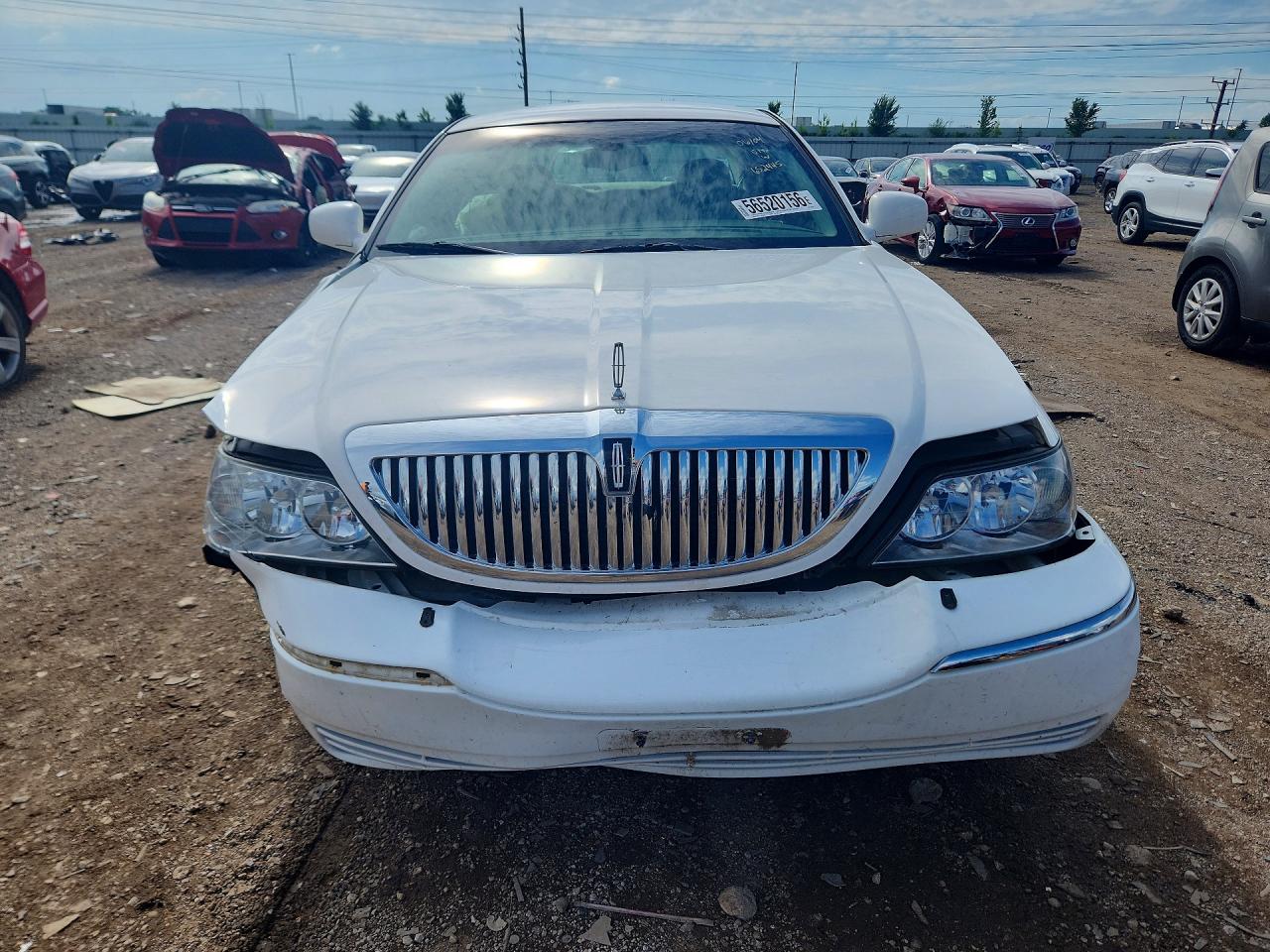 2005 Lincoln Town Car Signature White vin: 1LNHM81W15Y652445