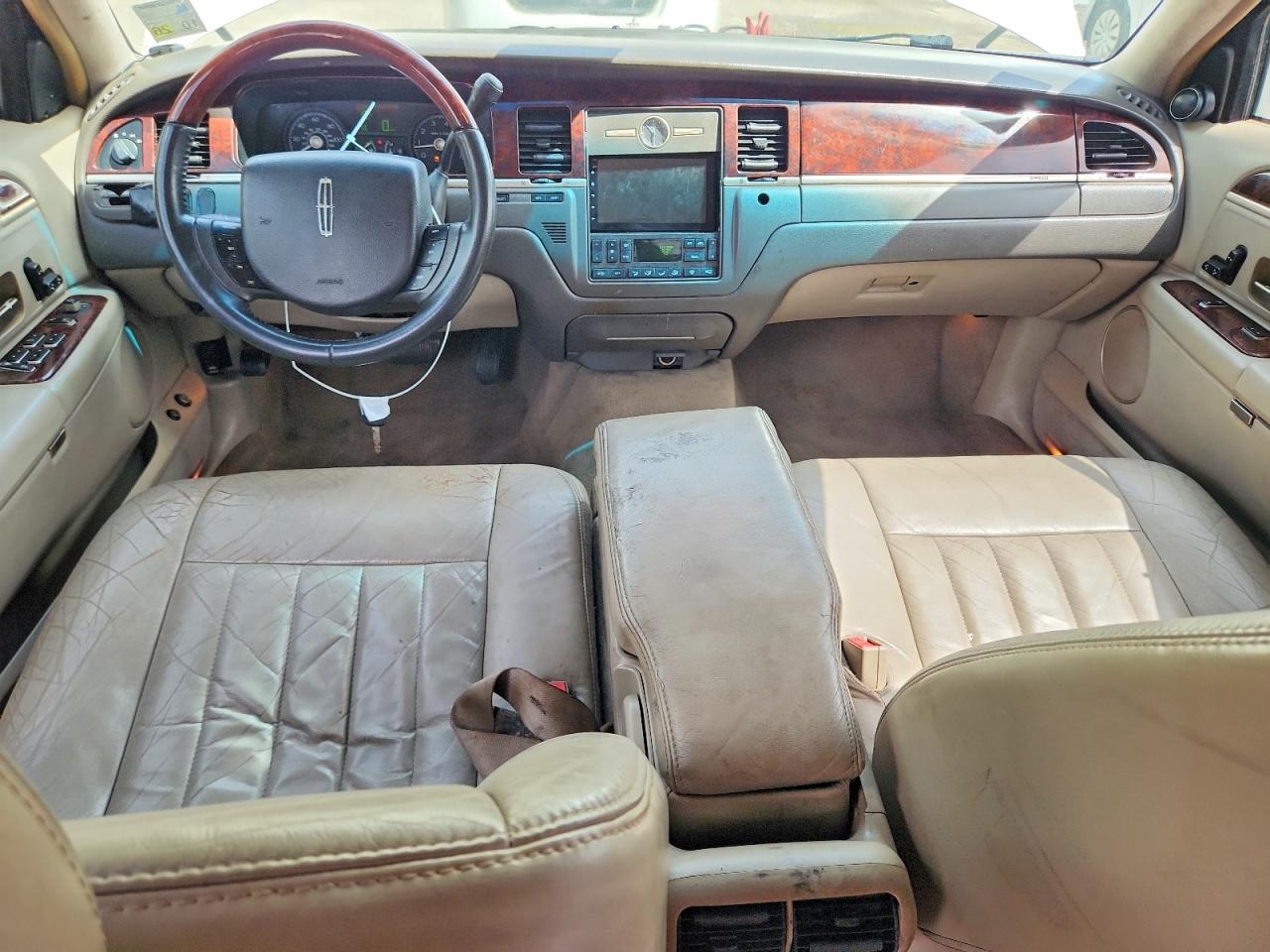 2006 Lincoln Town Car Signature White vin: 1LNHM81W16Y623027