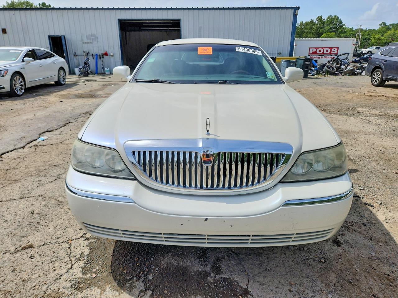 2006 Lincoln Town Car Signature White vin: 1LNHM81W16Y623027