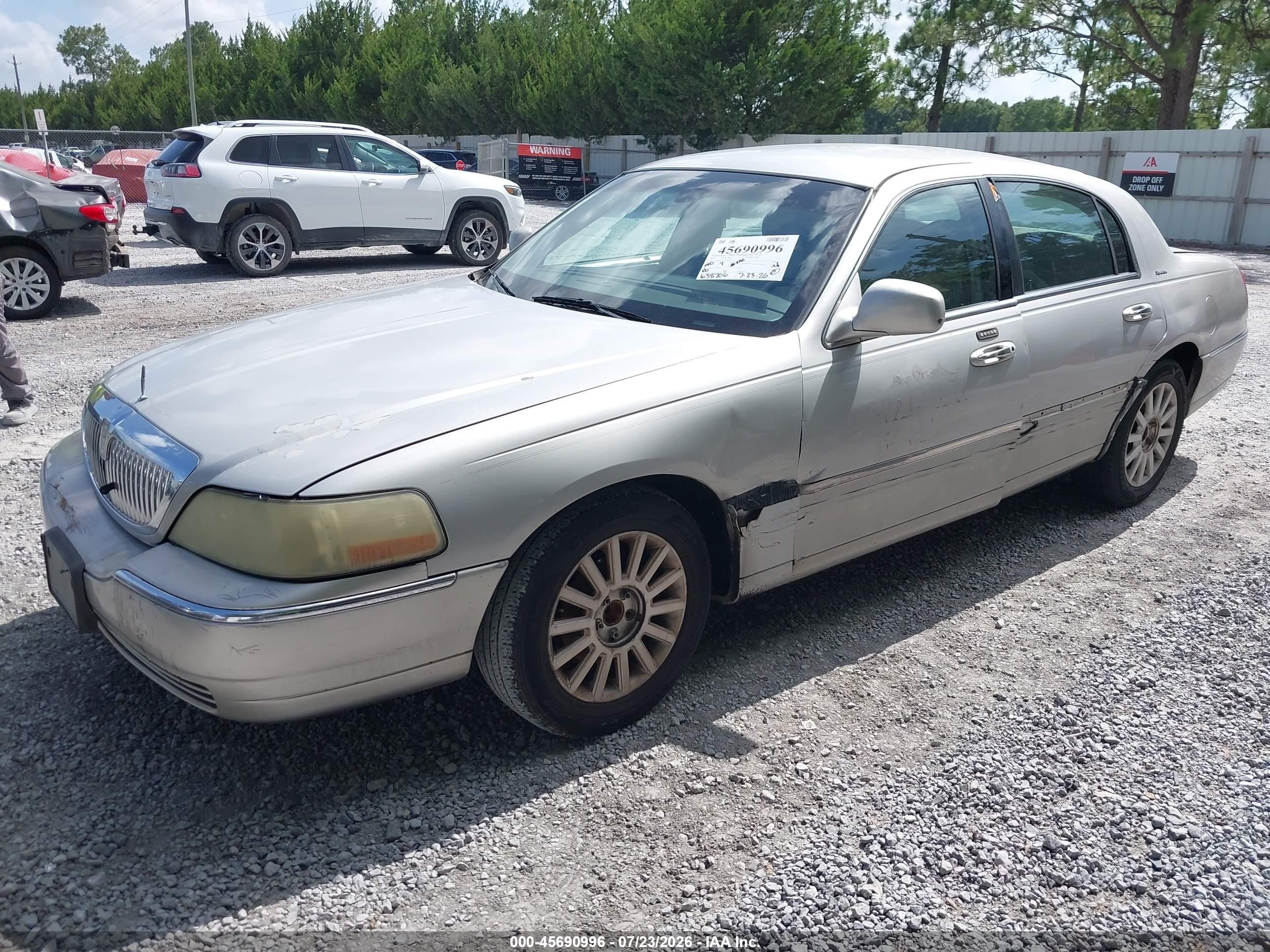 2007 Lincoln Town Car Signature Silver vin: 1LNHM81W17Y633753